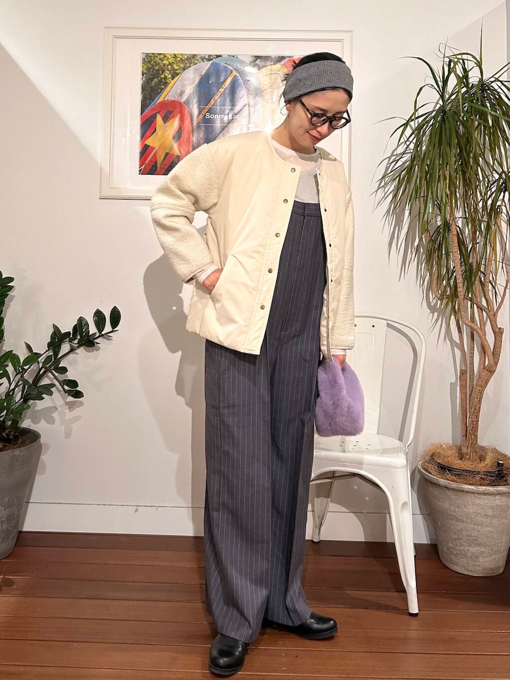 パープル系のハンドバッグ、ホワイト系のブルゾン、グレー系のサロペット/オーバーオールを着用したレディースの冬コーディネートの5枚目の写真