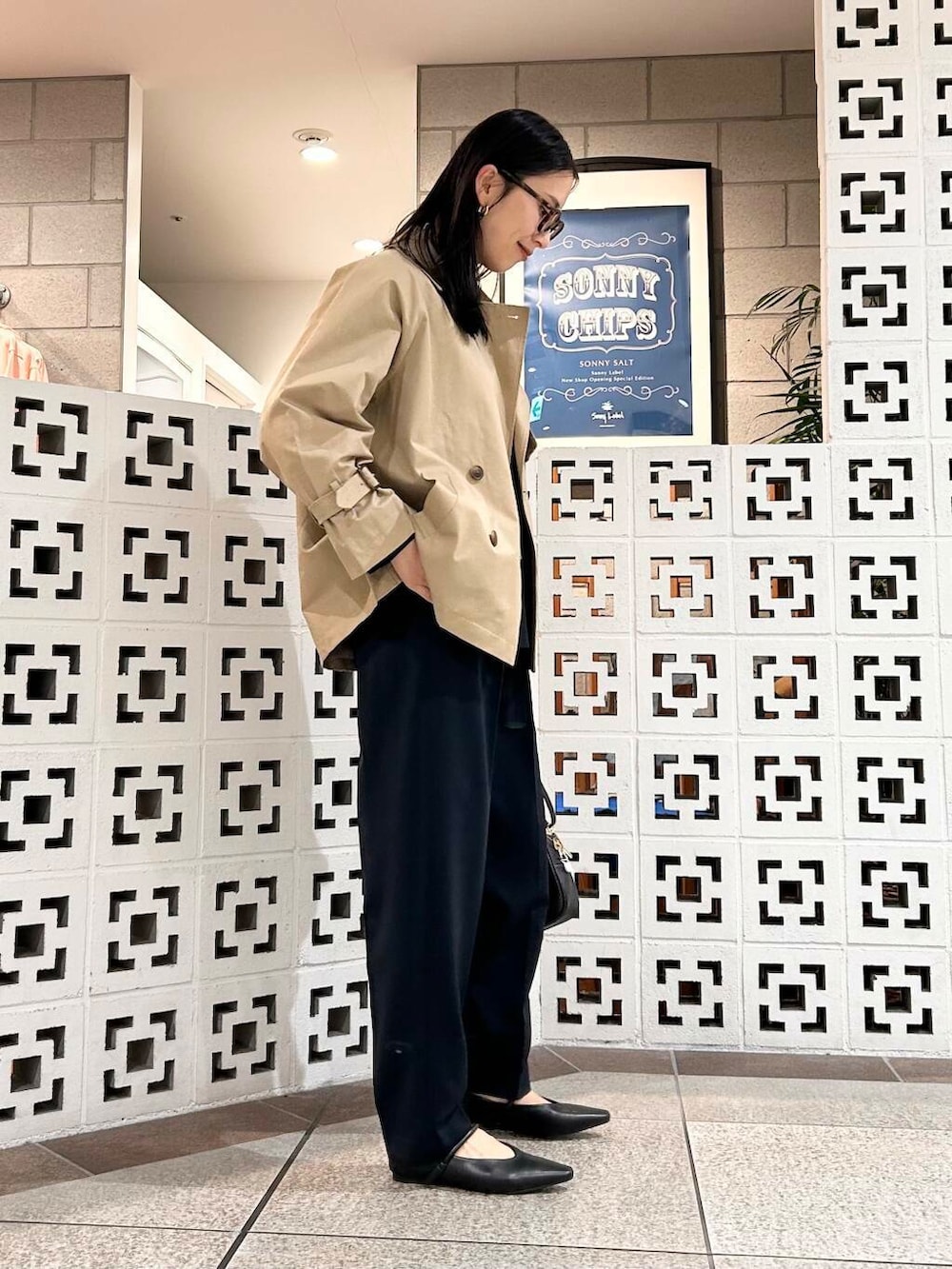 「シンプル、大人カジュアル、ママコーデ、セレモニースタイル、アラフォーコーデ、楽ちん、30代コーデ、高身長、アラフォー、イエベ、骨格ナチュラル、ママの体型カバー_骨盤、ママの体型カバー、ナチュラル×イエベ春、春アウターコーデ」|「URBAN RESEARCH DOORSのペプラムトップスセットアップ(セットアップ、ブルー系)」を使った、横内さん(レディース・164cm)の春コーディネートの4枚目の写真