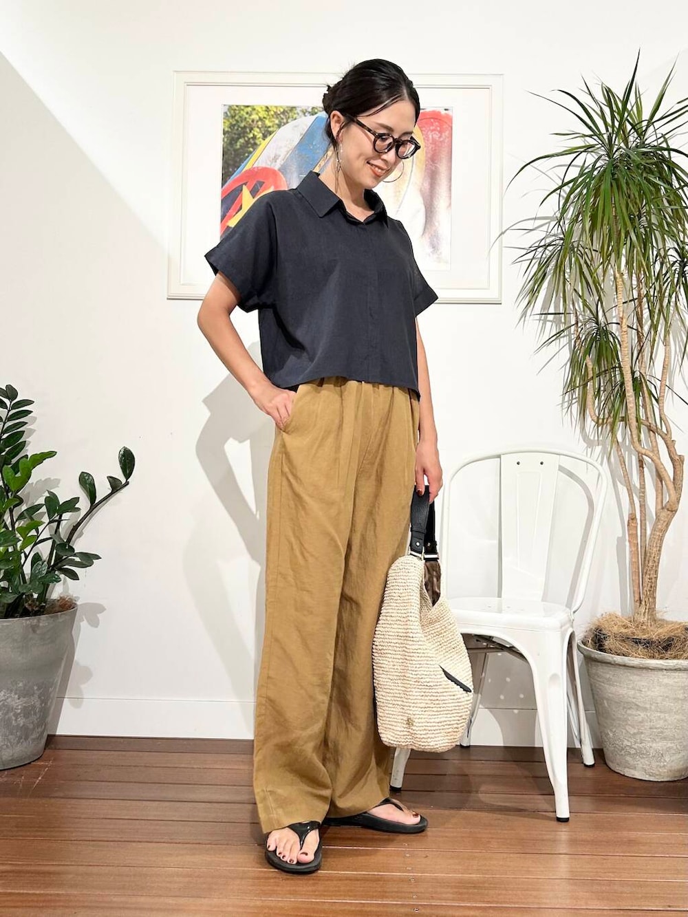 「ママコーデ、ナチュラル、夏コーデ、30代、お出かけコーデ、旅行コーデ、骨格ナチュラル、暑い、帰省コーデ、シャツが主役の夏コーデ、ナチュラル×きれいめ、私が選ぶセールアイテム25ss」|「URBAN RESEARCH Sonny LabelのVIOLAd’ORO SANDRO V-8698(ショルダーバッグ、ベージュ系)」を使った、横内さん(レディース・164cm)の夏コーディネートの2枚目の写真