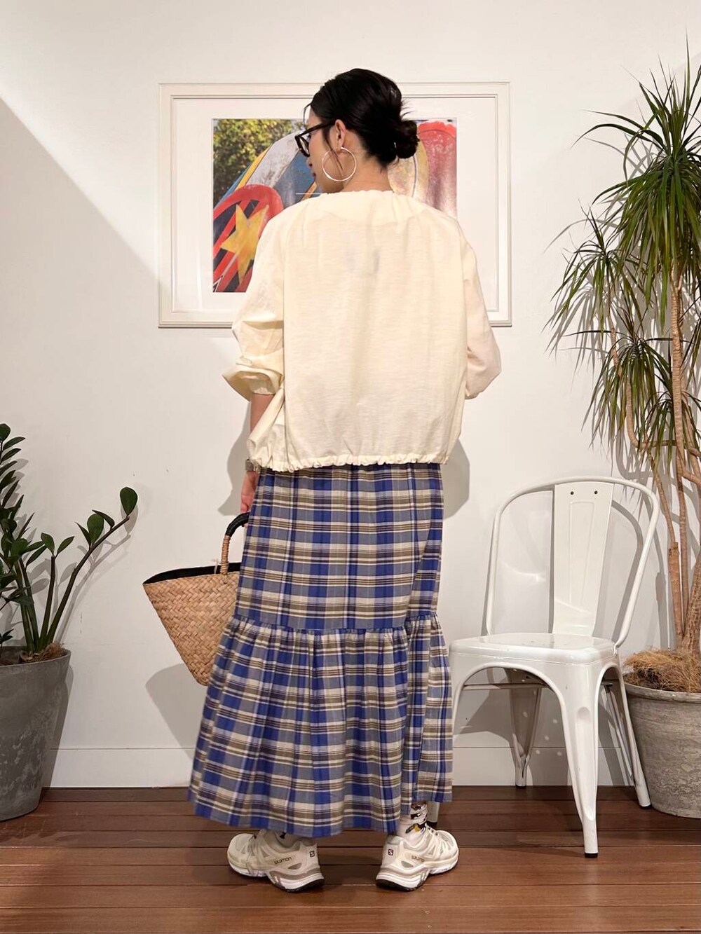 「シンプル、ママコーデ、アラフォーコーデ、楽ちん、30代コーデ、高身長、アラフォー、イエベ、骨格ナチュラル、ママの体型カバー_骨盤、ママの体型カバー、初夏のお出掛けコーデ、イエベ×骨格ナチュラル」|「URBAN RESEARCH Sonny Labelのノーカラーギャザーブルゾン(ブルゾン、ホワイト系)」を使った、横内さん(レディース・164cm)の春コーディネートの3枚目の写真