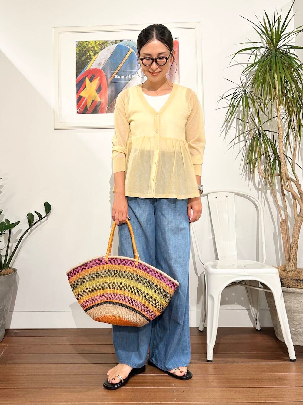 「デニム、ママコーデ、ナチュラル、デニムコーデ、アラフォーコーデ、30代、骨格ナチュラル、ナチュラル×きれいめ、夏の涼しげパンツコーデ」|「The BagmatiのThe Bagmati アバカカゴバッグ(かごバッグ、その他)」を使った、横内さん(レディース・164cm)の夏コーディネートの4枚目の写真