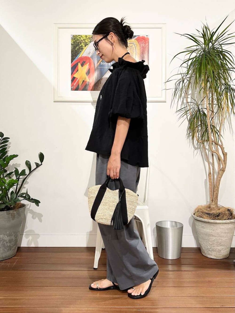 「ママコーデ、newarrival、アラフォーコーデ、30代、40代、旅行コーデ、アラフォー、骨格ナチュラル、暑い、ここでしか手に入らない別注アイテム、私のイチ推しブランド、ナチュラル×高身長、ナチュラル×きれいめ、やや暑い、私が選ぶセールアイテム25ss」｜「URBAN RESEARCH Sonny Labelの機能素材イージーワイドパンツ（その他パンツ、グレー系）」を使った、横内さん（レディース・164cm）の夏コーディネートの4枚目の写真