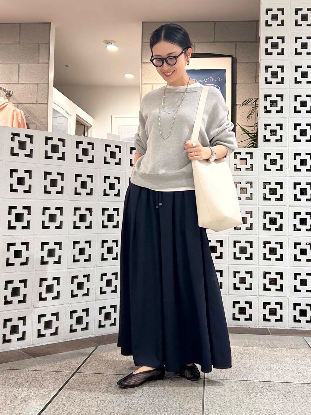 「シンプル、大人カジュアル、ママコーデ、アラフォーコーデ、楽ちん、30代コーデ、高身長、アラフォー、イエベ、春カラーコーデ、骨格ナチュラル、ママの体型カバー_骨盤、ママの体型カバー、イエベ×骨格ナチュラル」|「URBAN RESEARCH DOORSのリネン混シアーロングTシャツ(Tシャツ/カットソー、ホワイト系)」を使った、横内さん(レディース・164cm)の春コーディネートの7枚目の写真