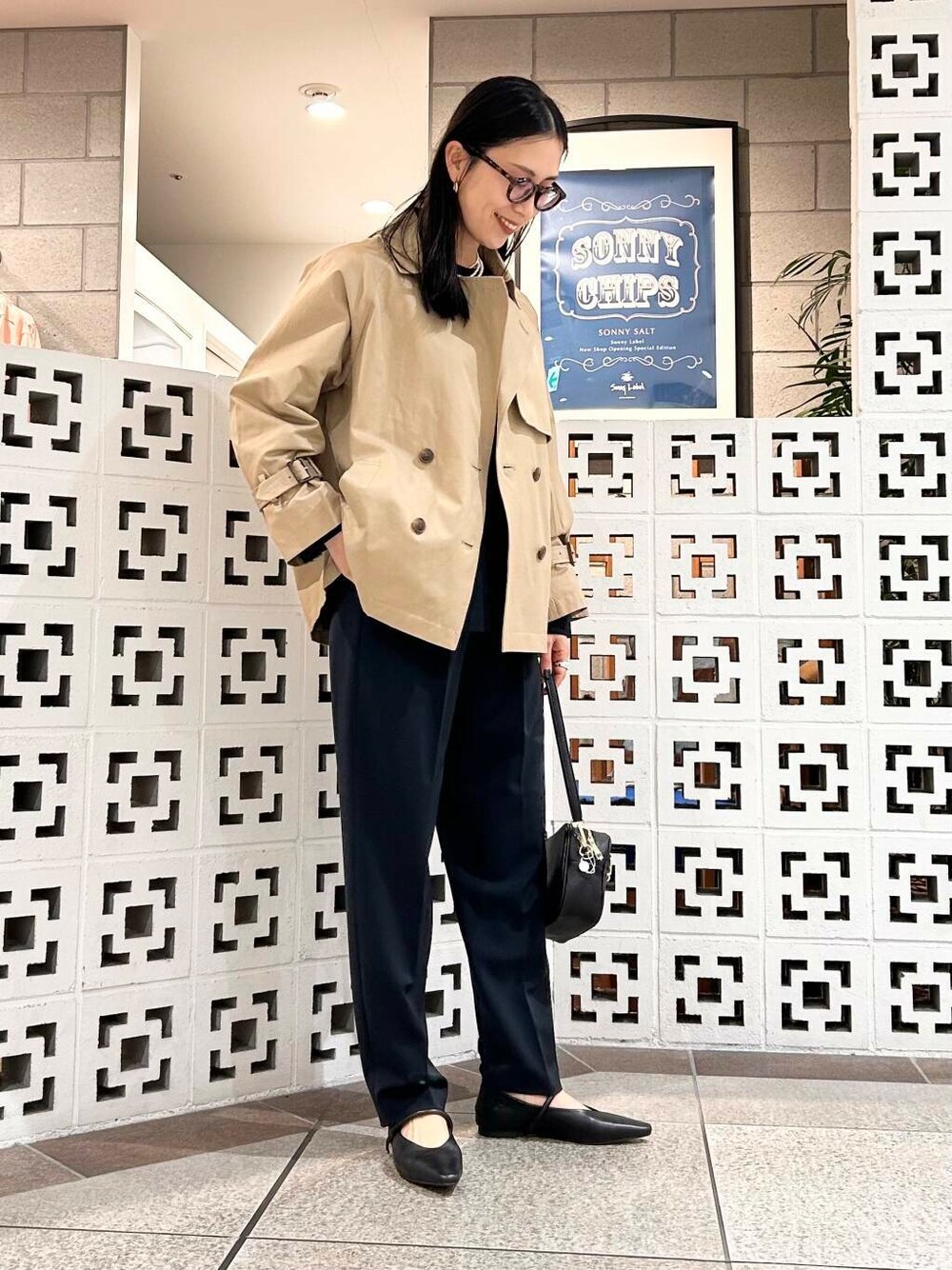 「シンプル、大人カジュアル、ママコーデ、セレモニースタイル、アラフォーコーデ、楽ちん、30代コーデ、高身長、アラフォー、イエベ、骨格ナチュラル、ママの体型カバー_骨盤、ママの体型カバー、ナチュラル×イエベ春、春アウターコーデ」|「URBAN RESEARCH DOORSのペプラムトップスセットアップ(セットアップ、ブルー系)」を使った、横内さん(レディース・164cm)の春コーディネートの6枚目の写真