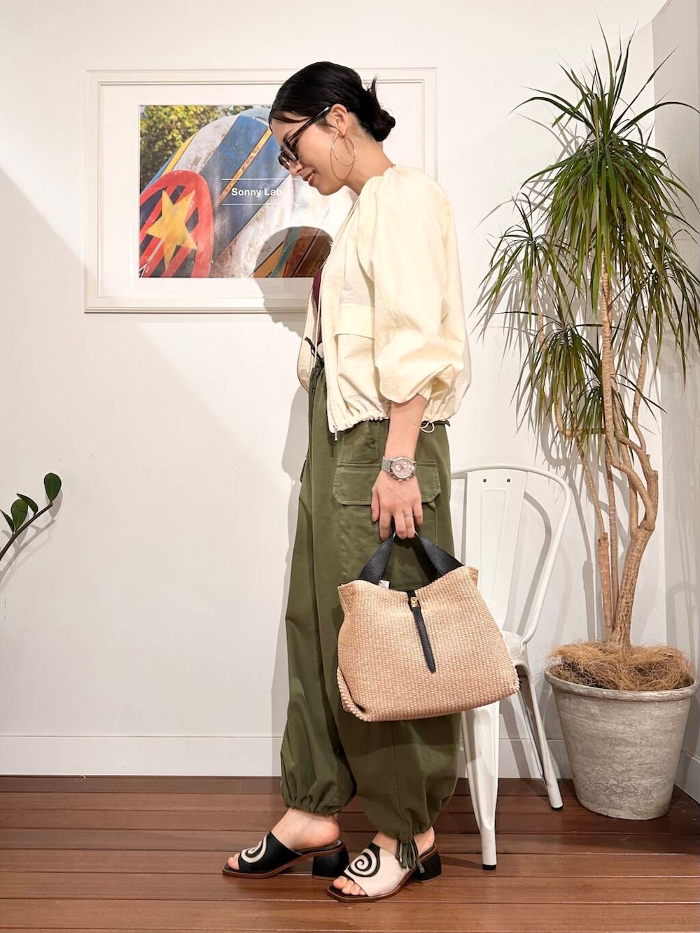 「シンプル、大人カジュアル、ママコーデ、アラフォーコーデ、楽ちん、30代コーデ、高身長、アラフォー、イエベ、骨格ナチュラル、ママの体型カバー_骨盤、ママの体型カバー、イエベ×骨格ナチュラル、春のジャケットコーデ」|「URBAN RESEARCHのambiguous Stretch Bustier(チューブトップ、レッド系)」を使った、横内さん(レディース・164cm)の春コーディネートの4枚目の写真