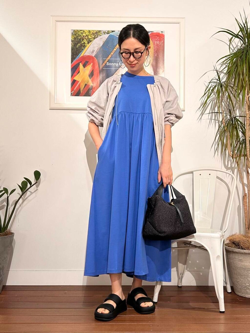 「シンプル、大人カジュアル、ママコーデ、アラフォーコーデ、楽ちん、30代コーデ、高身長、アラフォー、イエベ、骨格ナチュラル、ママの体型カバー_骨盤、ママの体型カバー、初夏のお出掛けコーデ、イエベ×骨格ナチュラル」｜「URBAN RESEARCH Sonny Labelのノーカラーギャザーブルゾン（ブルゾン、グレー系）」を使った、横内さん（レディース・164cm）の春コーディネートの5枚目の写真