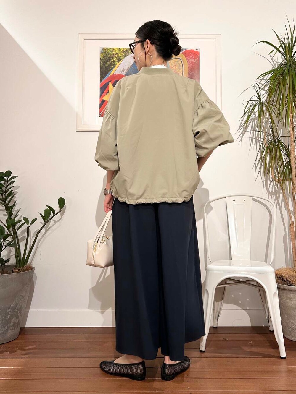 「シンプル、大人カジュアル、ママコーデ、アラフォーコーデ、楽ちん、30代コーデ、高身長、アラフォー、イエベ、骨格ナチュラル、ママの体型カバー_骨盤、ママの体型カバー、イエベ×骨格ナチュラル、春のジャケットコーデ」|「VIOLAd'OROのVIOLAd’ORO VOGUE V-1566(ハンドバッグ、ホワイト系)」を使った、横内さん(レディース・164cm)の春コーディネートの3枚目の写真