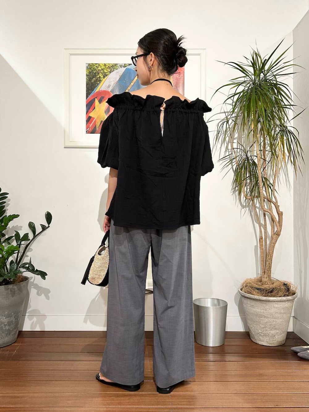 「ママコーデ、newarrival、アラフォーコーデ、30代、40代、旅行コーデ、アラフォー、骨格ナチュラル、暑い、ここでしか手に入らない別注アイテム、私のイチ推しブランド、ナチュラル×高身長、ナチュラル×きれいめ、やや暑い、私が選ぶセールアイテム25ss」｜「URBAN RESEARCH Sonny Labelの機能素材イージーワイドパンツ（その他パンツ、グレー系）」を使った、横内さん（レディース・164cm）の夏コーディネートの3枚目の写真