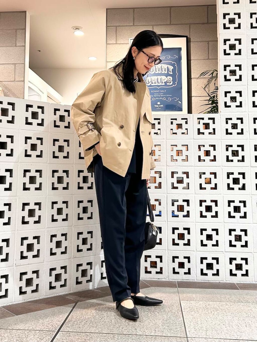 「シンプル、大人カジュアル、ママコーデ、セレモニースタイル、アラフォーコーデ、楽ちん、30代コーデ、高身長、アラフォー、イエベ、骨格ナチュラル、ママの体型カバー_骨盤、ママの体型カバー、ナチュラル×イエベ春、春アウターコーデ」|「URBAN RESEARCH DOORSのペプラムトップスセットアップ(セットアップ、ブルー系)」を使った、横内さん(レディース・164cm)の春コーディネートの5枚目の写真