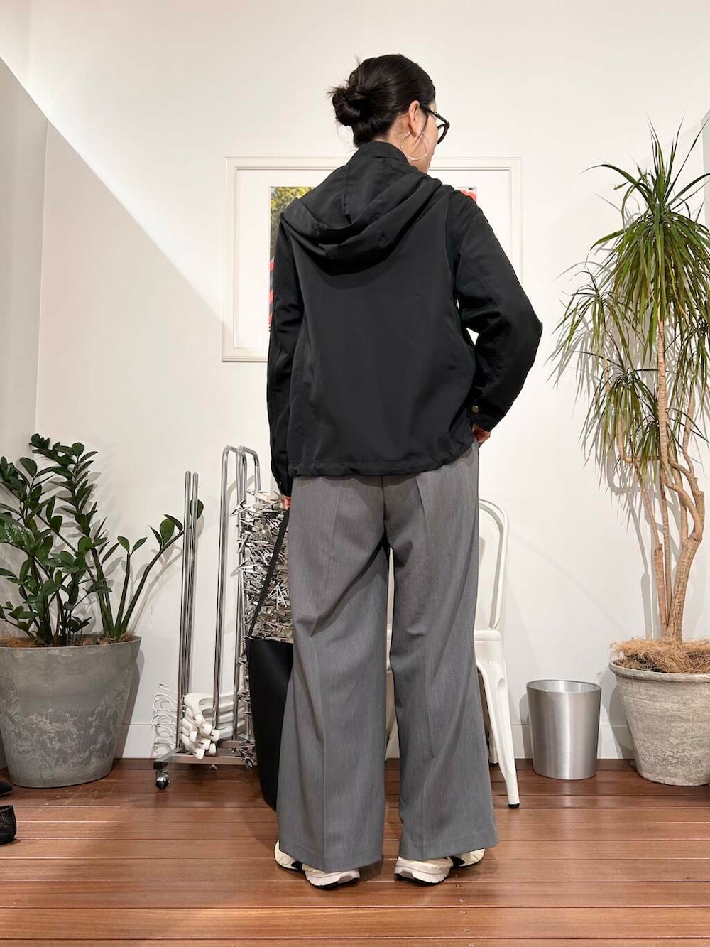 「シンプル、大人カジュアル、ママコーデ、アラフォーコーデ、楽ちん、30代コーデ、高身長、アラフォー、イエベ、骨格ナチュラル、ママの体型カバー_骨盤、ママの体型カバー、春アウターコーデ、イエベ×骨格ナチュラル」｜「URBAN RESEARCH Sonny Labelの撥水マウンテンパーカー（マウンテンパーカー、ブラック系）」を使った、横内さん（レディース・164cm）の春コーディネートの3枚目の写真