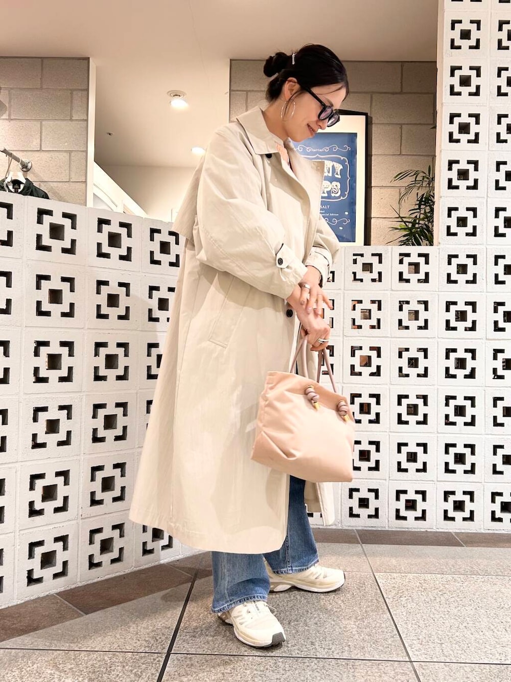 「シンプル、大人カジュアル、デニム、ママコーデ、アラフォーコーデ、楽ちん、30代コーデ、高身長、アラフォー、骨格ナチュラル、ママの体型カバー_骨盤、ママの体型カバー、高身長オススメアウター、先取り春色トップスコーデ、イエベ×骨格ナチュラル」｜「VIOLAd'OROのVIOLAd’ORO　BIANCA V-2174（トートバッグ、ピンク系）」を使った、横内さん（レディース・164cm）の冬コーディネートの5枚目の写真