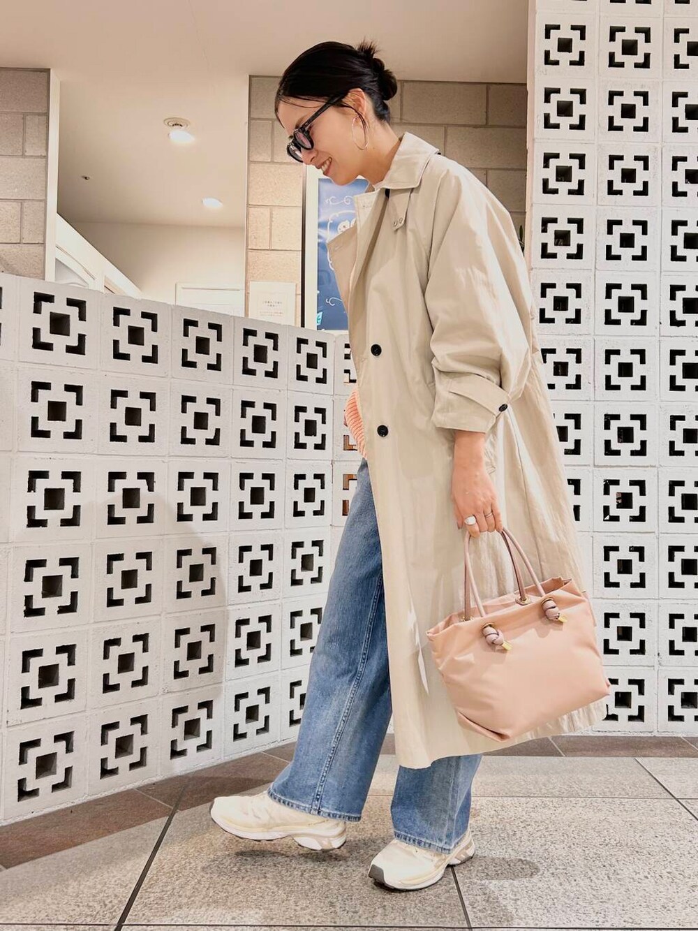 「シンプル、大人カジュアル、デニム、ママコーデ、アラフォーコーデ、楽ちん、30代コーデ、高身長、アラフォー、骨格ナチュラル、ママの体型カバー_骨盤、ママの体型カバー、高身長オススメアウター、先取り春色トップスコーデ、イエベ×骨格ナチュラル」｜「VIOLAd'OROのVIOLAd’ORO　BIANCA V-2174（トートバッグ、ピンク系）」を使った、横内さん（レディース・164cm）の冬コーディネートの2枚目の写真