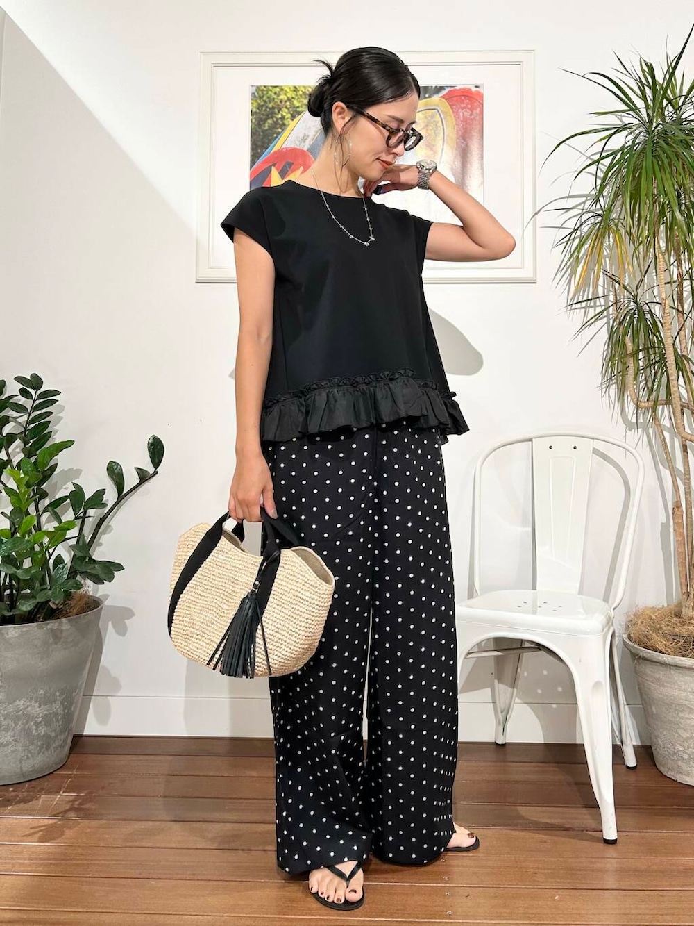 「ママコーデ、アラフォーコーデ、30代、40代、旅行コーデ、アラフォー、骨格ナチュラル、暑い、きれいめ派のtシャツコーデ、ナチュラル×高身長、ナチュラル×きれいめ」|「VIOLAd'OROのVIOLAd’ORO SANDRO V-8087(かごバッグ、ブラック系)」を使った、横内さん(レディース・164cm)の夏コーディネートの2枚目の写真
