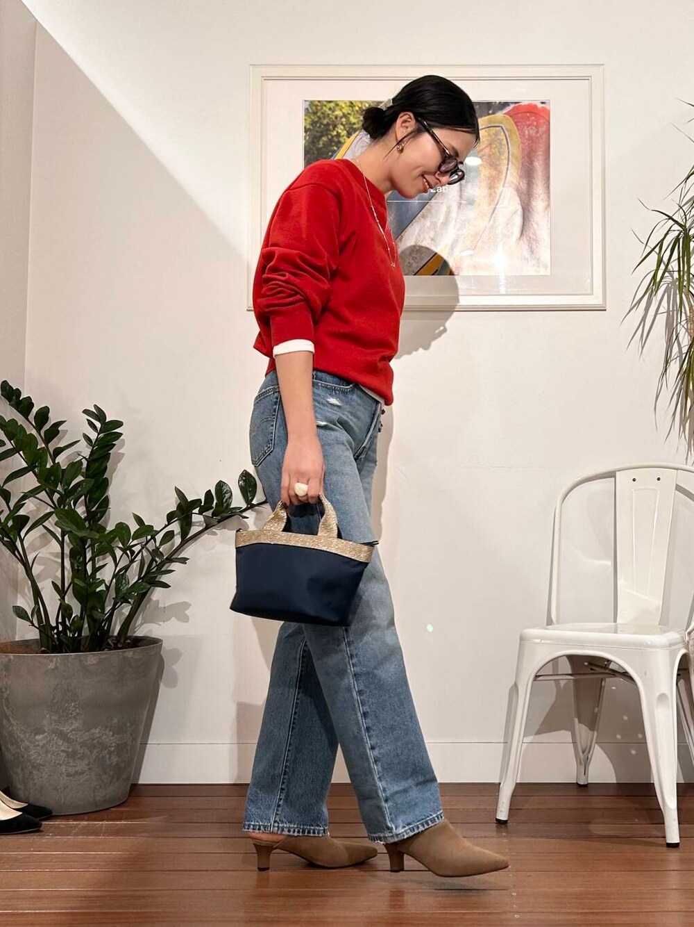 「シンプル、大人カジュアル、デニム、ママコーデ、シンプルコーデ、アラフォーコーデ、楽ちん、30代コーデ、高身長、アラフォー、イエベ、骨格ナチュラル、ママの体型カバー_骨盤、ママの体型カバー、着映えカラーニットコーデ」|「REMMEのREMME ウエスタンミュール(その他シューズ、ブラウン系)」を使った、横内さん(レディース・164cm)の冬コーディネートの3枚目の写真