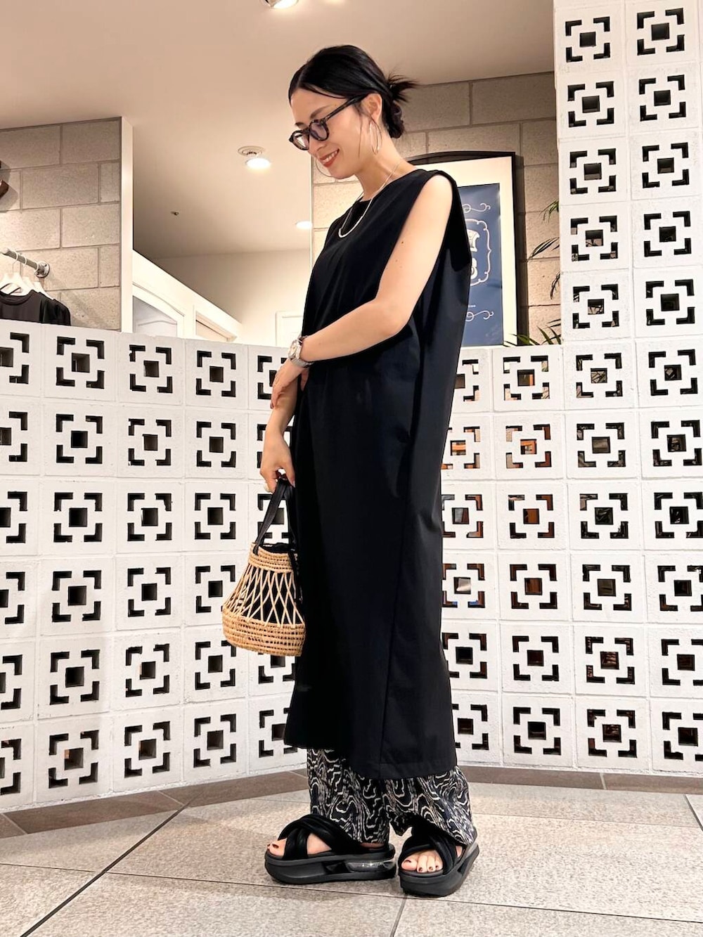 横内さんの「コットンモダールニュアンスプリントパンツ（URBAN RESEARCH Sonny Label）」を使ったコーディネートの5枚目の写真