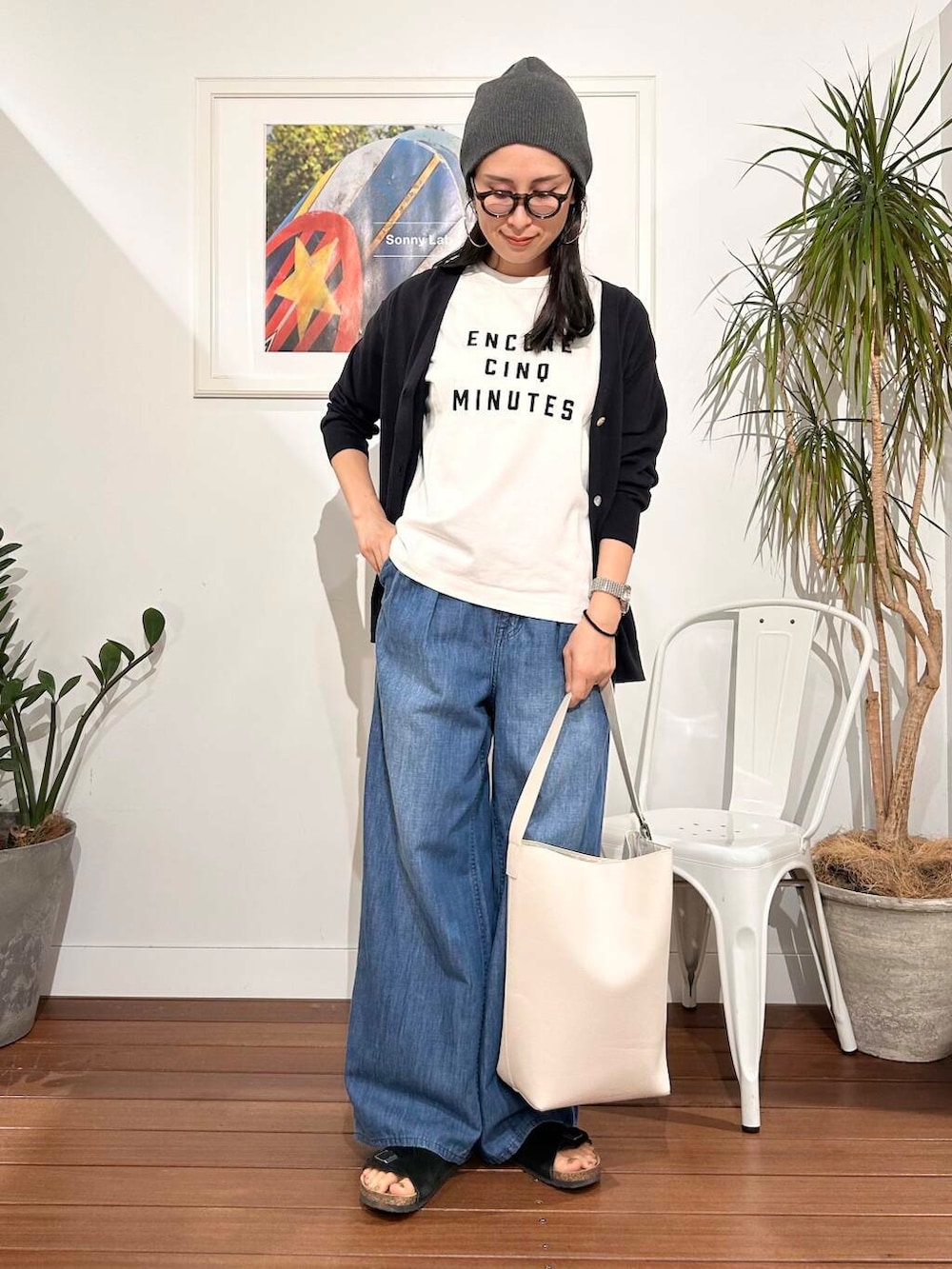 「シンプル、大人カジュアル、ママコーデ、アラフォーコーデ、楽ちん、30代コーデ、高身長、アラフォー、イエベ、骨格ナチュラル、ママの体型カバー_骨盤、ママの体型カバー、イエベ×骨格ナチュラル」|「URBAN RESEARCH Sonny Labelのワンハンドルバケツショルダーバッグ(ショルダーバッグ、ホワイト系)」を使った、横内さん(レディース・164cm)の春コーディネートの6枚目の写真
