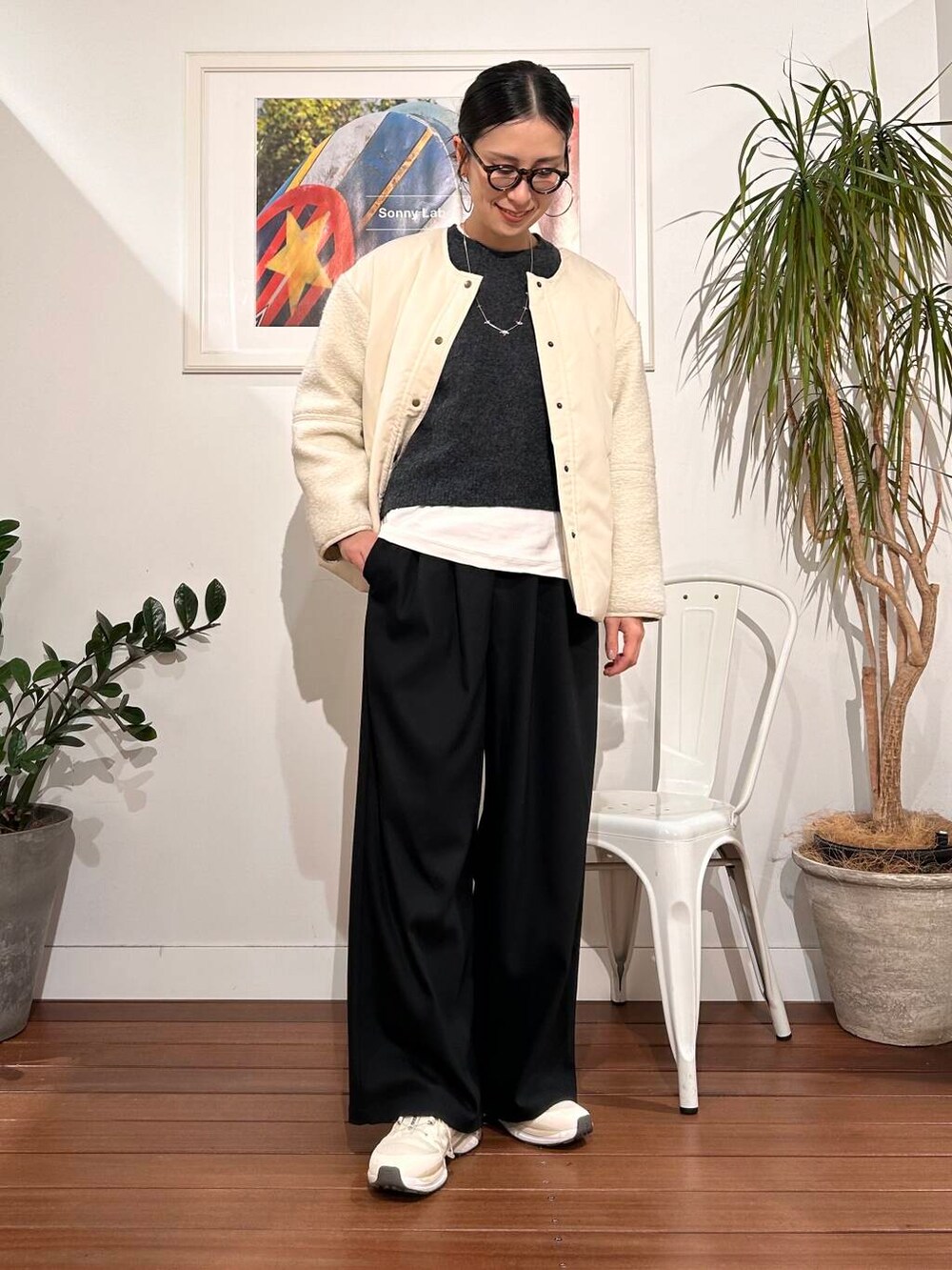 ブラック系のその他パンツ、ホワイト系のブルゾンを着用したレディースの冬コーディネートの2枚目の写真