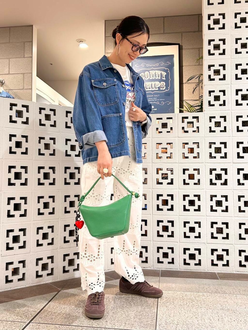 「シンプル、大人カジュアル、ママコーデ、アラフォーコーデ、楽ちん、30代コーデ、高身長、アラフォー、イエベ、骨格ナチュラル、ママの体型カバー_骨盤、ママの体型カバー、イエベ×骨格ナチュラル、春のジャケットコーデ」｜「GOOD ROCK SPEEDのGOOD ROCK SPEED　FORD T-SHIRTS（Tシャツ/カットソー、ホワイト系）」を使った、横内さん（レディース・164cm）の春コーディネートの4枚目の写真