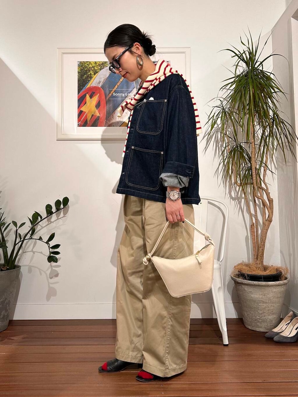 「シンプル、大人カジュアル、ママコーデ、春アウター、アラフォーコーデ、楽ちん、30代コーデ、高身長、アラフォー、イエベ、骨格ナチュラル、ママの体型カバー_骨盤、ママの体型カバー、ナチュラル×イエベ春、春アウターコーデ」|「URBAN RESEARCHの『別注』SHIOTA×URBAN RESEARCH WIDE CINOH PANTS(その他パンツ、ベージュ系)」を使った、横内さん(レディース・164cm)の春コーディネートの4枚目の写真