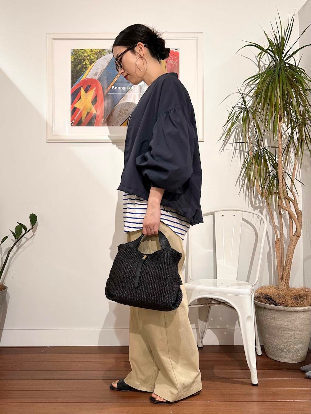 「シンプル、大人カジュアル、ママコーデ、アラフォーコーデ、楽ちん、30代コーデ、高身長、アラフォー、イエベ、骨格ナチュラル、ママの体型カバー_骨盤、ママの体型カバー、即戦力シャツコーデ、イエベ×骨格ナチュラル、春のジャケットコーデ」|「URBAN RESEARCH Sonny Labelの『UR TECH』ボリュームスリーブブルゾン(ブルゾン、ブルー系)」を使った、横内さん(レディース・164cm)の春コーディネートの4枚目の写真