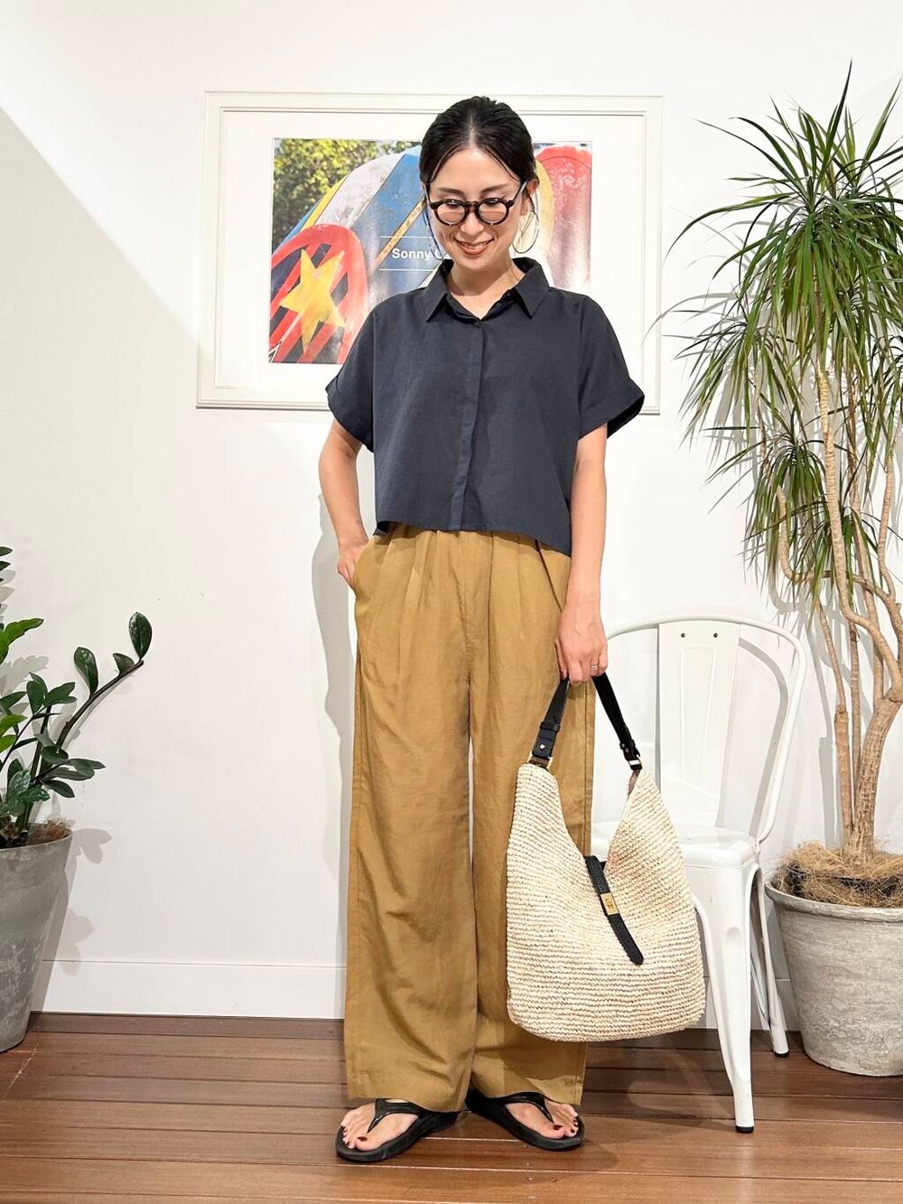 「ママコーデ、ナチュラル、夏コーデ、30代、お出かけコーデ、旅行コーデ、骨格ナチュラル、暑い、帰省コーデ、シャツが主役の夏コーデ、ナチュラル×きれいめ、私が選ぶセールアイテム25ss」|「URBAN RESEARCH Sonny LabelのVIOLAd’ORO SANDRO V-8698(ショルダーバッグ、ベージュ系)」を使った、横内さん(レディース・164cm)の夏コーディネートの5枚目の写真