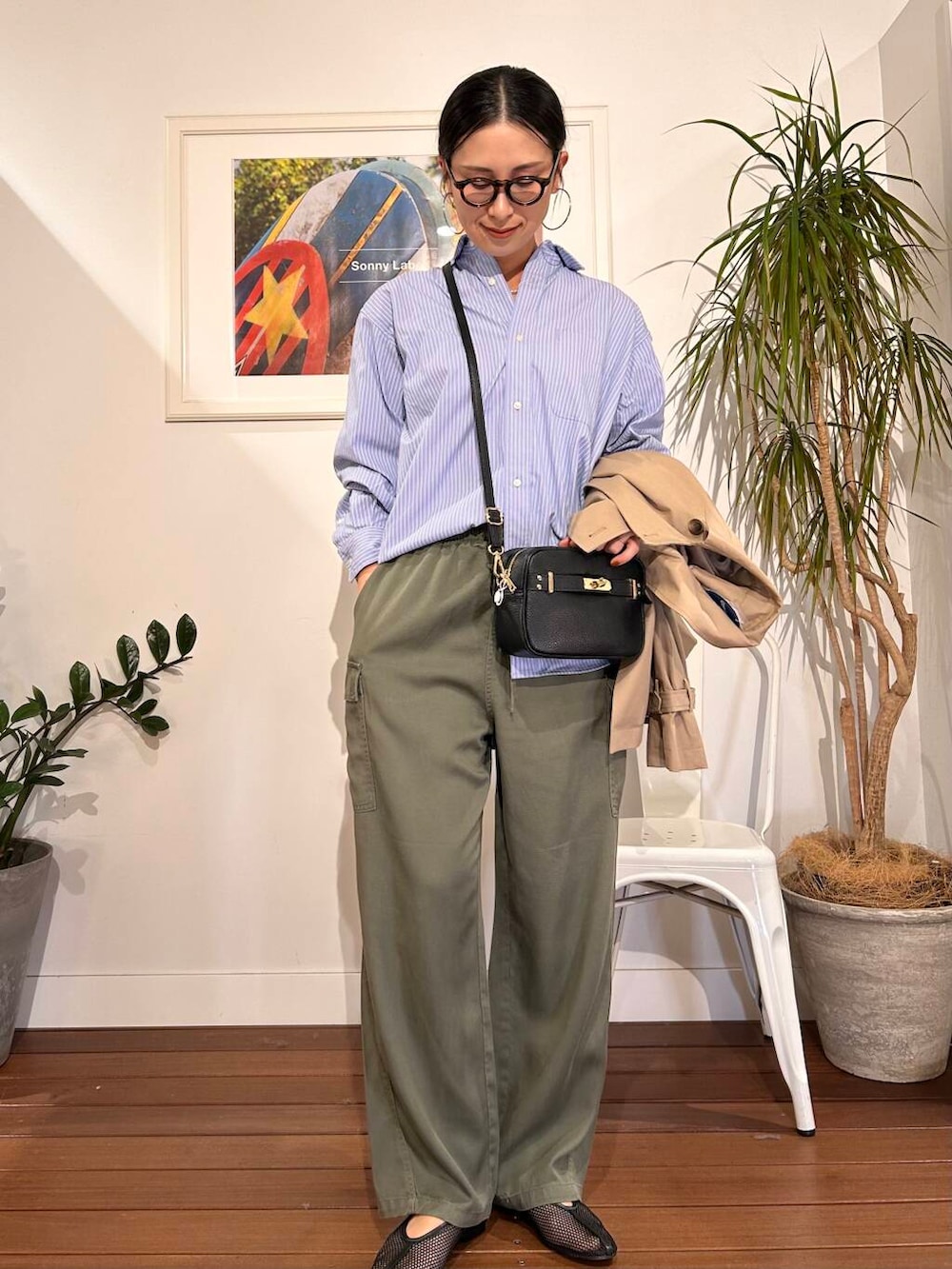 「シンプル、大人カジュアル、デニム、ママコーデ、春アウター、アラフォーコーデ、楽ちん、30代コーデ、アラフォー、イエベ、骨格ナチュラル、ママの体型カバー_骨盤、ママの体型カバー、高身長オススメアウター、一推しアウター×ナチュラル」|「URBAN RESEARCH Sonny Labelのパールコイン二連ネックレス(ネックレス、シルバー系)」を使った、横内さん(レディース・164cm)の冬コーディネートの4枚目の写真
