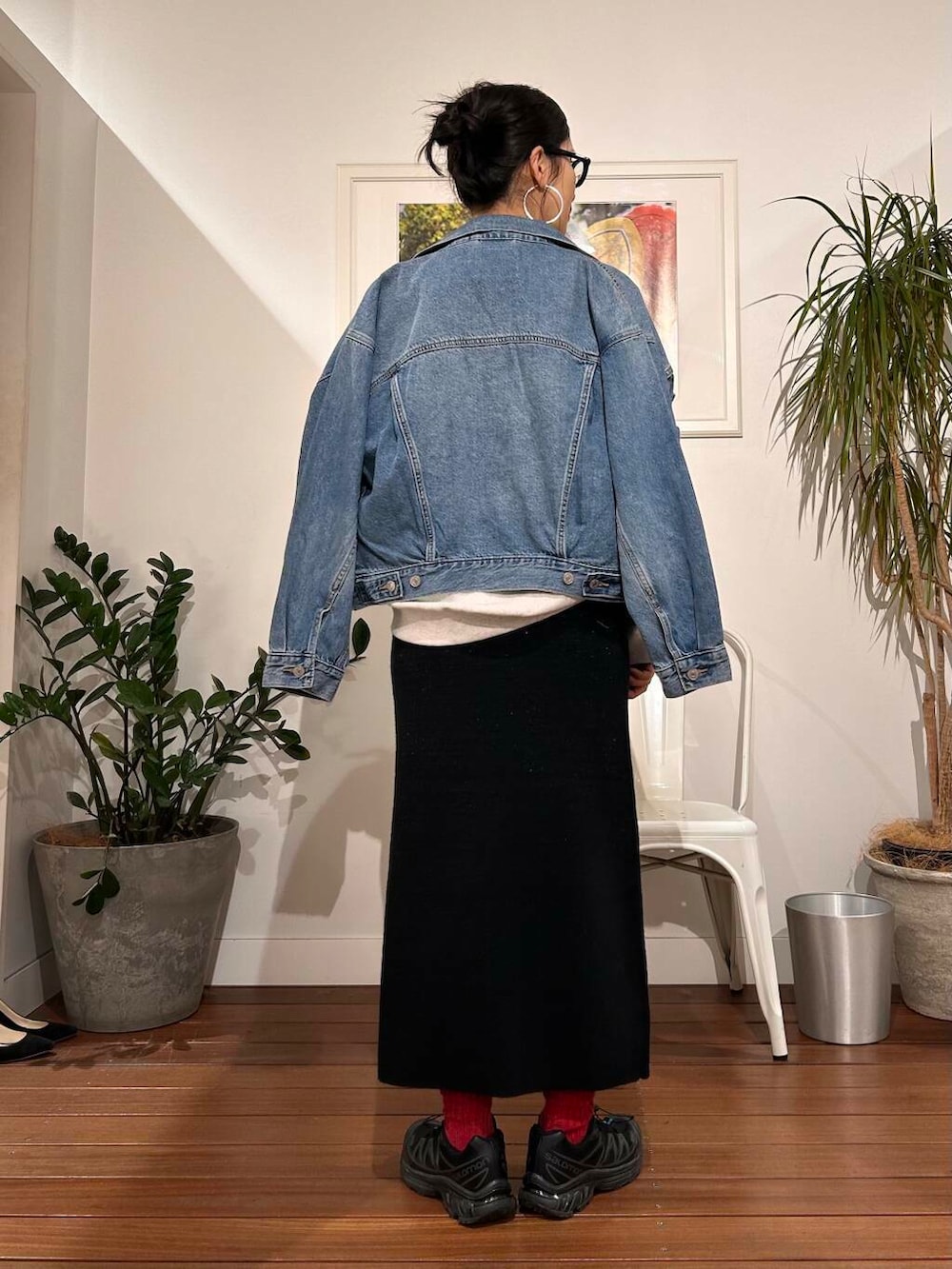 ブラック系のスカート、ブルー系のデニムジャケット、グレー系のスウェットを着用したレディースの冬コーディネートの4枚目の写真