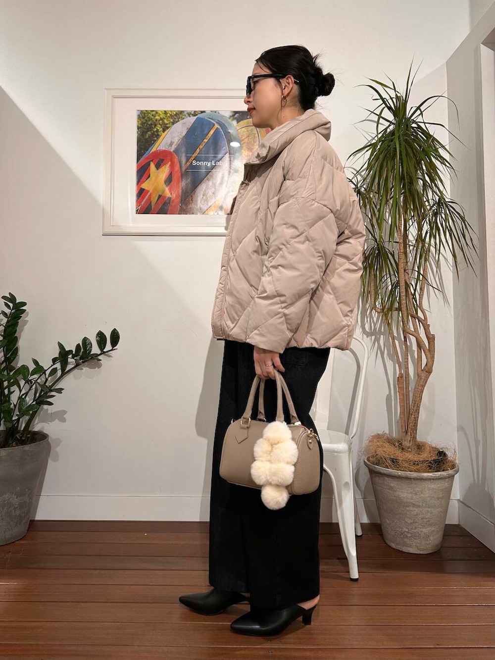 「シンプル、大人カジュアル、デニム、ママコーデ、シンプルコーデ、アラフォーコーデ、デニムシャツ、楽ちん、30代コーデ、高身長、アラフォー、イエベ、骨格ナチュラル、ママの体型カバー_骨盤、ママの体型カバー」｜「URBAN RESEARCH DOORSのデニムサロペット（サロペット/オーバーオール、ブラック系）」を使った、横内さん（レディース・164cm）の冬コーディネートの7枚目の写真