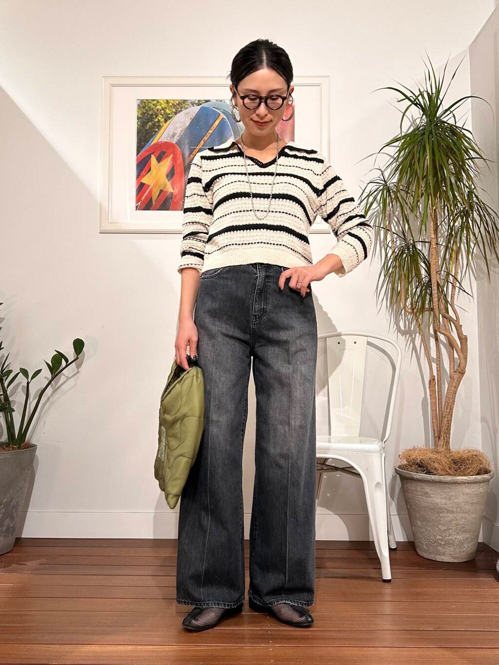 「シンプル、大人カジュアル、ママコーデ、アラフォーコーデ、楽ちん、30代コーデ、高身長、アラフォー、イエベ、春カラーコーデ、骨格ナチュラル、ママの体型カバー_骨盤、ママの体型カバー、イエベ×骨格ナチュラル」｜「REMMEのREMME　メッシュフラットシューズ（その他シューズ、ブラック系）」を使った、横内さん（レディース・164cm）の春コーディネートの3枚目の写真