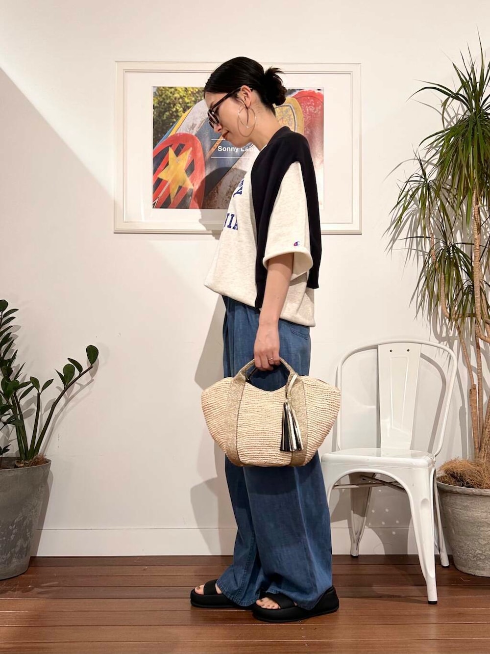 「シンプル、大人カジュアル、ママコーデ、アラフォーコーデ、楽ちん、30代コーデ、高身長、アラフォー、イエベ、骨格ナチュラル、ママの体型カバー_骨盤、ママの体型カバー、初夏のお出掛けコーデ、イエベ×骨格ナチュラル」｜「VIOLAd'OROのVIOLAd’ORO　SANDRO V-8087（かごバッグ、ゴールド系）」を使った、横内さん（レディース・164cm）の春コーディネートの4枚目の写真