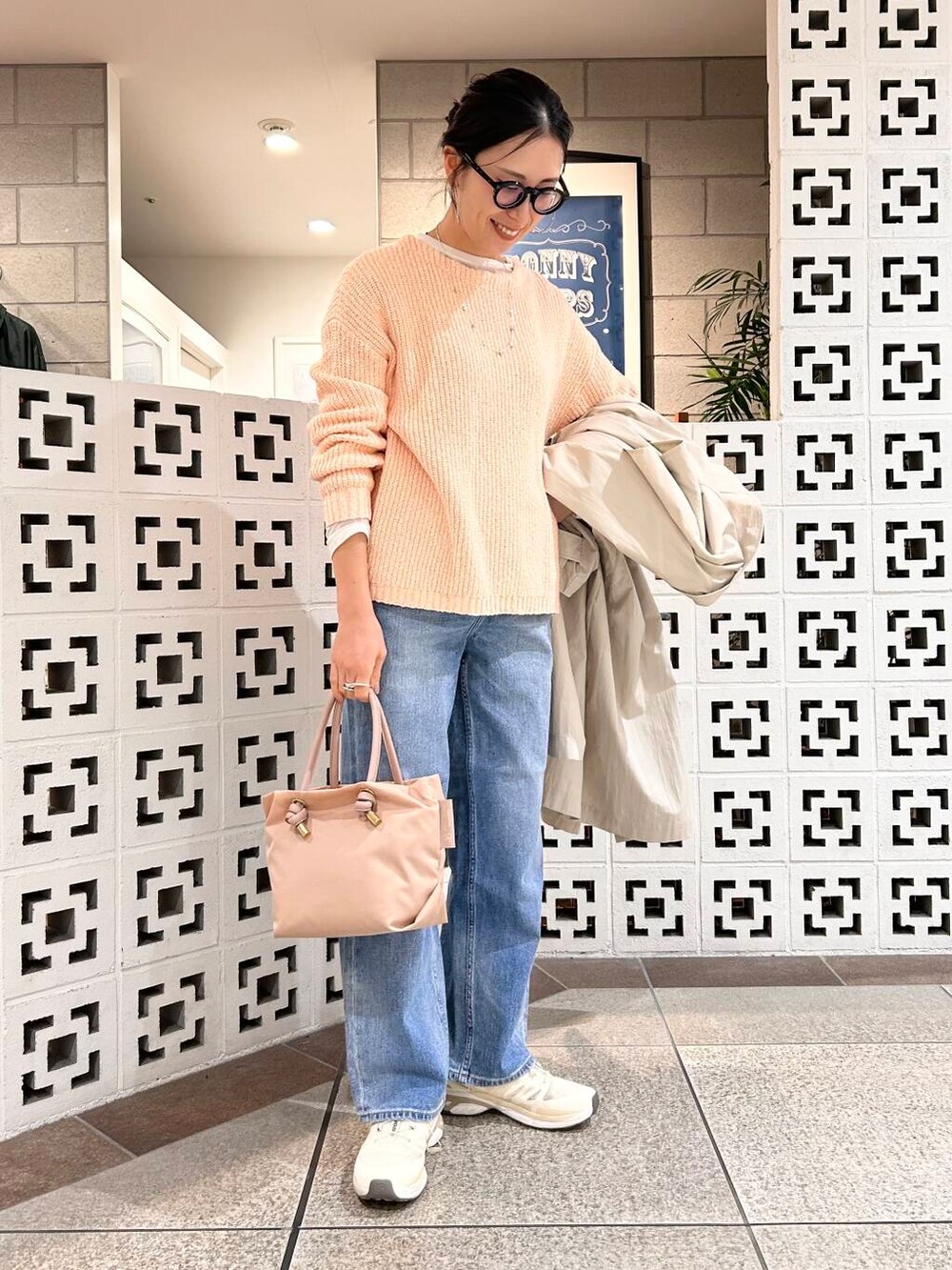 「シンプル、大人カジュアル、デニム、ママコーデ、アラフォーコーデ、楽ちん、30代コーデ、高身長、アラフォー、骨格ナチュラル、ママの体型カバー_骨盤、ママの体型カバー、高身長オススメアウター、先取り春色トップスコーデ、イエベ×骨格ナチュラル」｜「VIOLAd'OROのVIOLAd’ORO　BIANCA V-2174（トートバッグ、ピンク系）」を使った、横内さん（レディース・164cm）の冬コーディネートの8枚目の写真