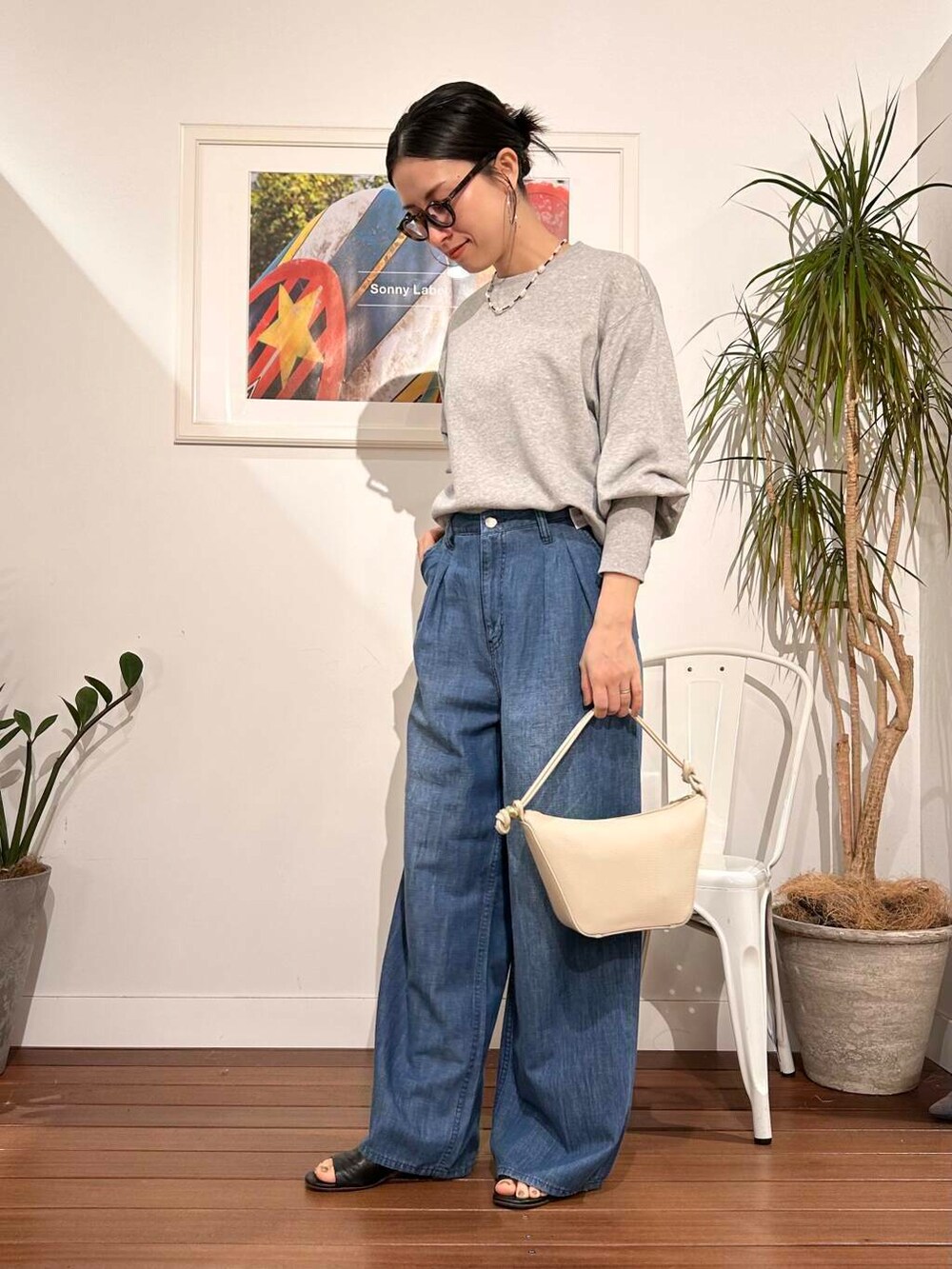 「シンプル、大人カジュアル、ママコーデ、アラフォーコーデ、楽ちん、30代コーデ、高身長、アラフォー、イエベ、骨格ナチュラル、ママの体型カバー_骨盤、ママの体型カバー、初夏のお出掛けコーデ、イエベ×骨格ナチュラル」｜「AULENTTIのAULENTTI　2WAYショルダーバッグ（ショルダーバッグ、ホワイト系）」を使った、横内さん（レディース・164cm）の春コーディネートの6枚目の写真
