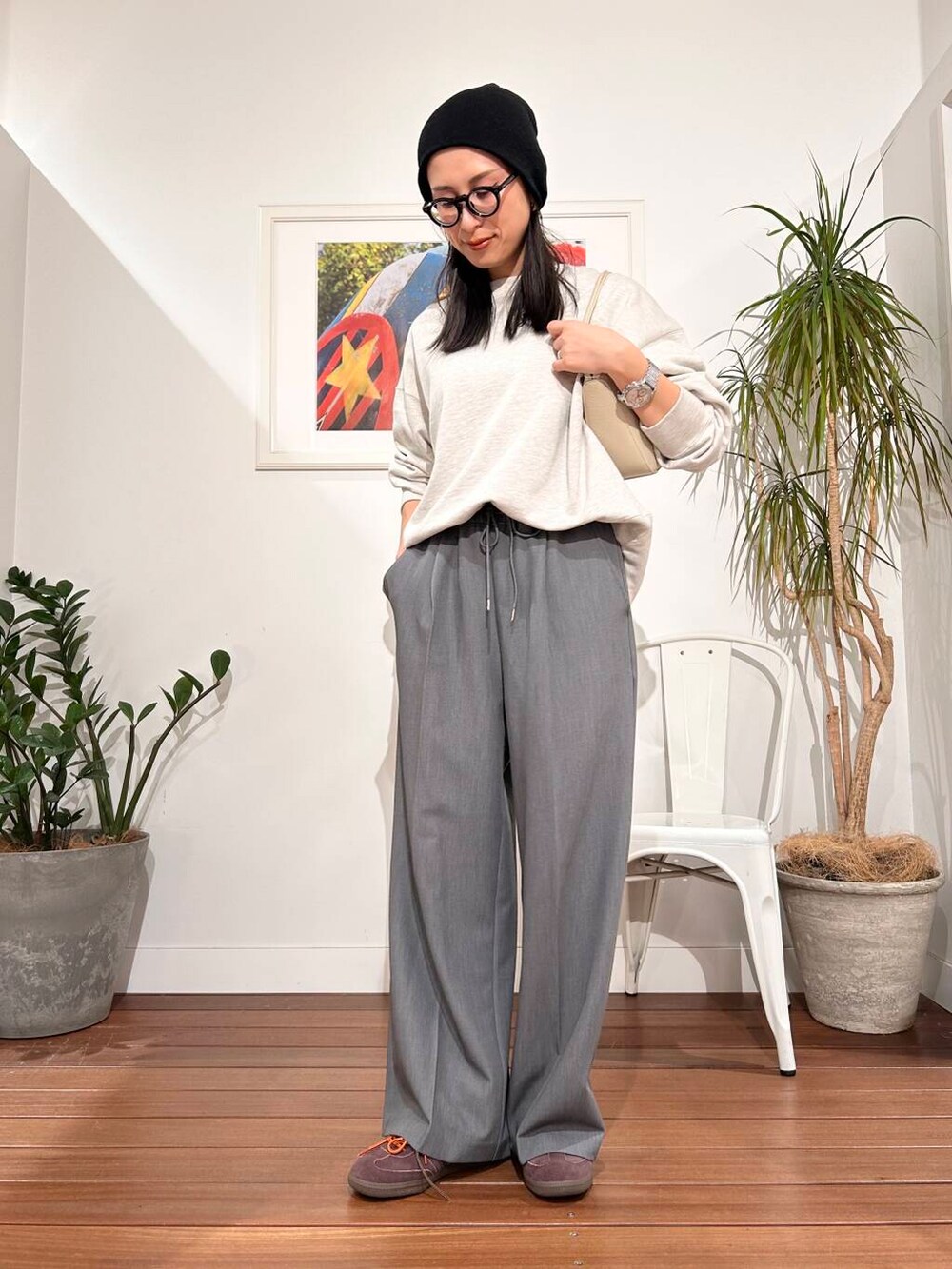 「シンプル、大人カジュアル、ママコーデ、アラフォーコーデ、楽ちん、30代コーデ、高身長、アラフォー、イエベ、骨格ナチュラル、ママの体型カバー_骨盤、ママの体型カバー、スタッフのこれ買いました、新作スニーカーコーデ、イエベ×骨格ナチュラル」|「URBAN RESEARCH DOORSのSSロールワッチ(ニットキャップ/ビーニー、ブラック系)」を使った、横内さん(レディース・164cm)の春コーディネートの5枚目の写真