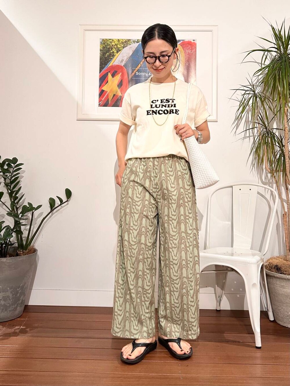 「大人カジュアル、ママコーデ、アラフォーコーデ、30代、サンダルコーデ、楽ちん、30代コーデ、高身長、アラフォー、イエベ、骨格ナチュラル、ママの体型カバー_骨盤、ママの体型カバー、ナチュラル×高身長、イエベ×骨格ナチュラル」｜「OOFOSのOOFOS　Oolala（サンダル、ブラック系）」を使った、横内さん（レディース・164cm）の春コーディネートの4枚目の写真