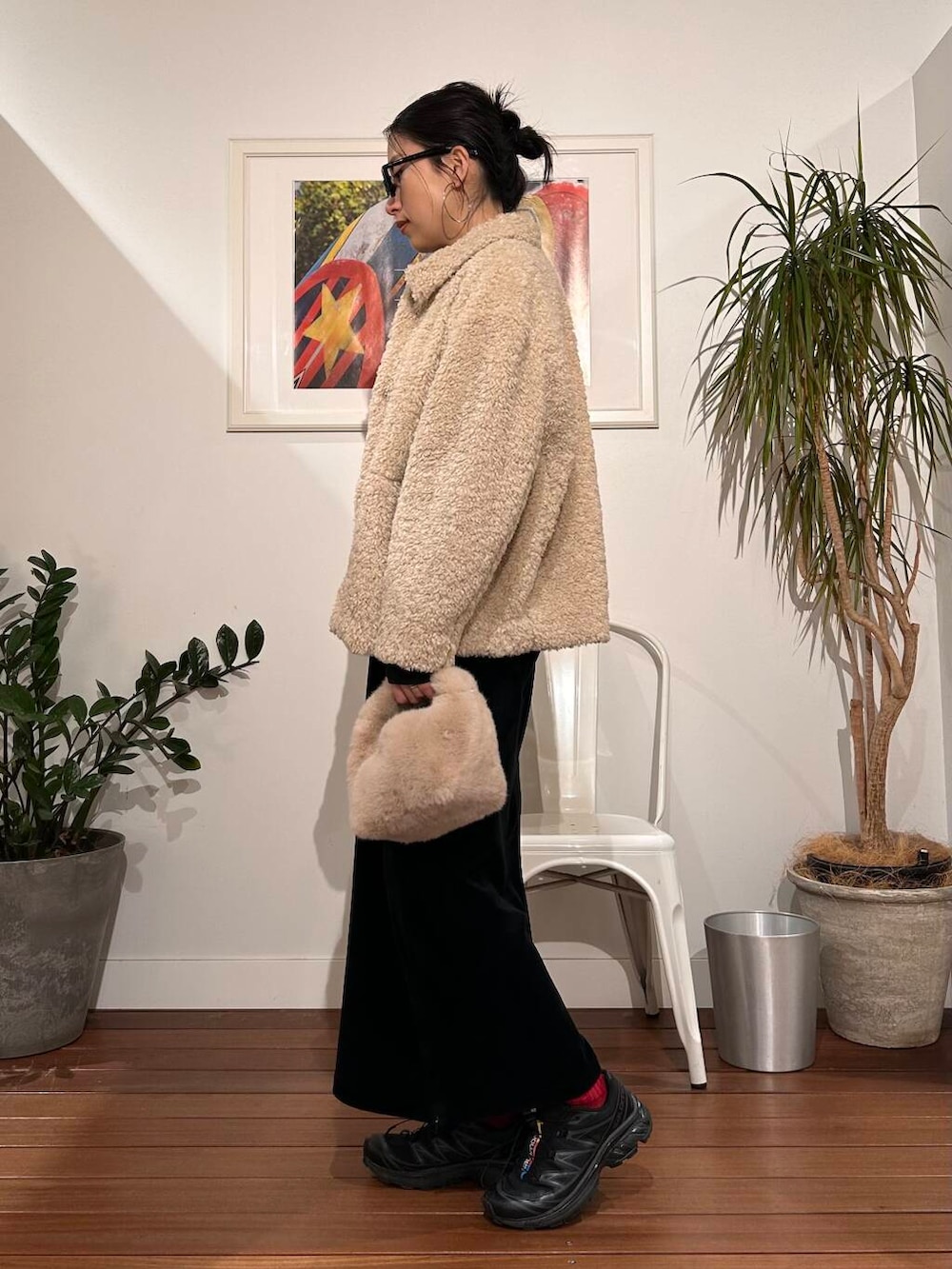 ホワイト系のブルゾン、ベージュ系のハンドバッグを着用したレディースの冬コーディネートの2枚目の写真