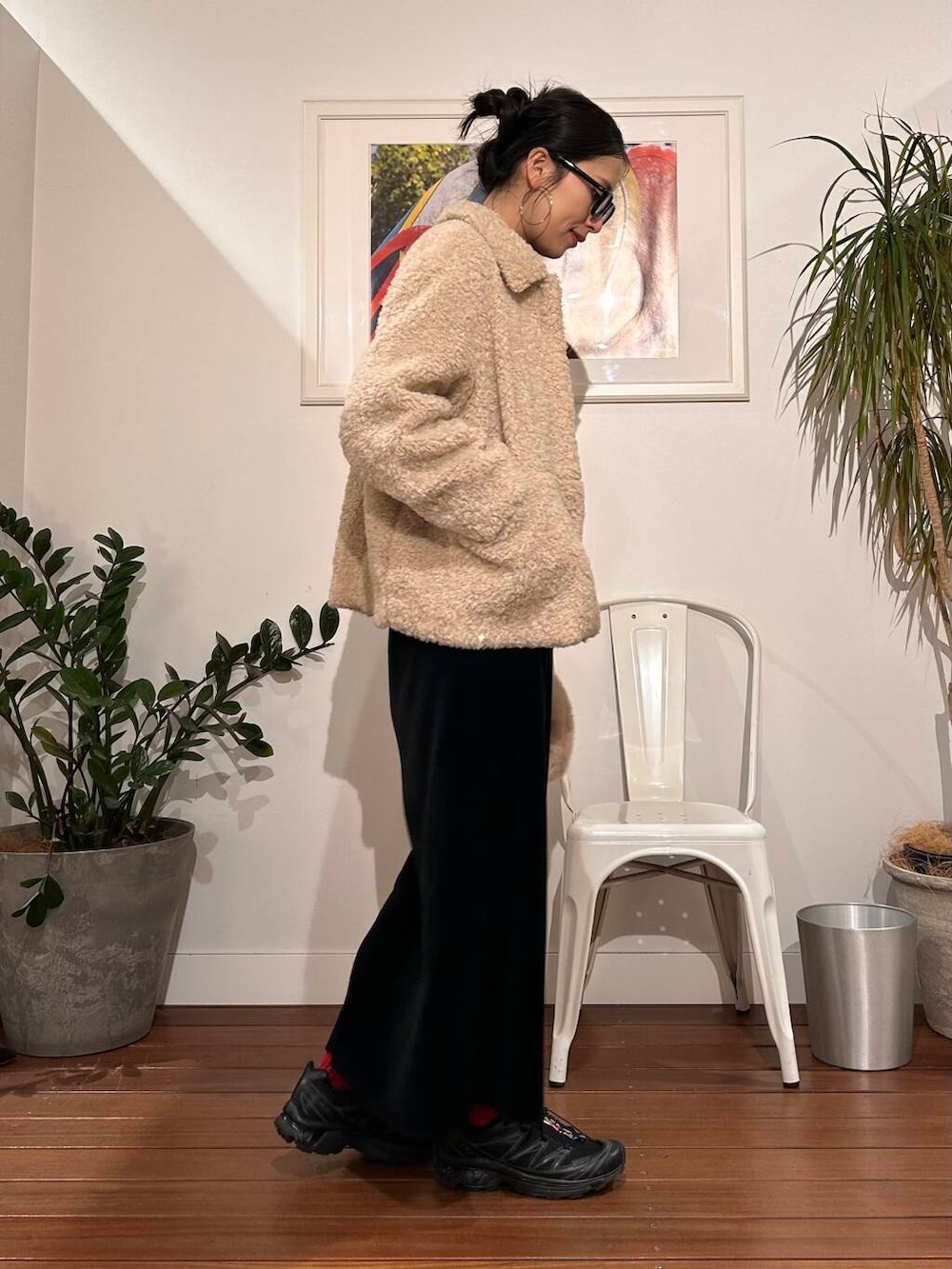 ホワイト系のブルゾン、ベージュ系のハンドバッグを着用したレディースの冬コーディネートの5枚目の写真