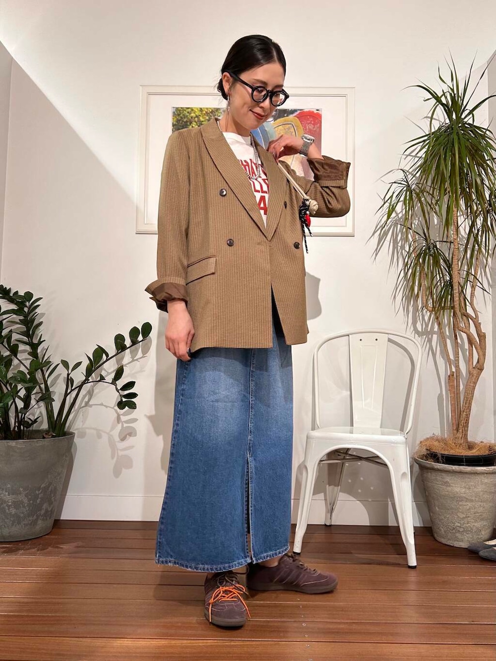 「大人カジュアル、ママコーデ、アラフォーコーデ、楽ちん、30代コーデ、高身長、アラフォー、イエベ、骨格ナチュラル、ママの体型カバー_骨盤、ママの体型カバー、ナチュラル×イエベ春、春のジャケットスタイル、イエベ×骨格ナチュラル」|「URBAN RESEARCH Sonny LabelのAラインデニムスカート(デニムスカート、ブルー系)」を使った、横内さん(レディース・164cm)の春コーディネートの7枚目の写真