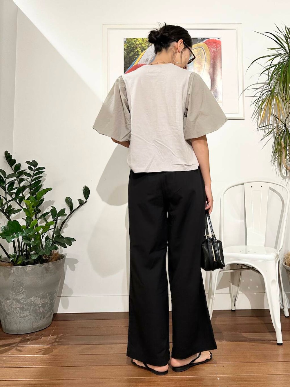 「デニム、ママコーデ、アラフォーコーデ、30代、40代、旅行コーデ、アラフォー、骨格ナチュラル、暑い、ナチュラル×高身長、夏の快適通勤コーデ、ナチュラル×きれいめ」|「VIOLAd'OROのVIOLAd’ORO VOGUE V-1566(ハンドバッグ、ブラック系)」を使った、横内さん(レディース・164cm)の夏コーディネートの2枚目の写真