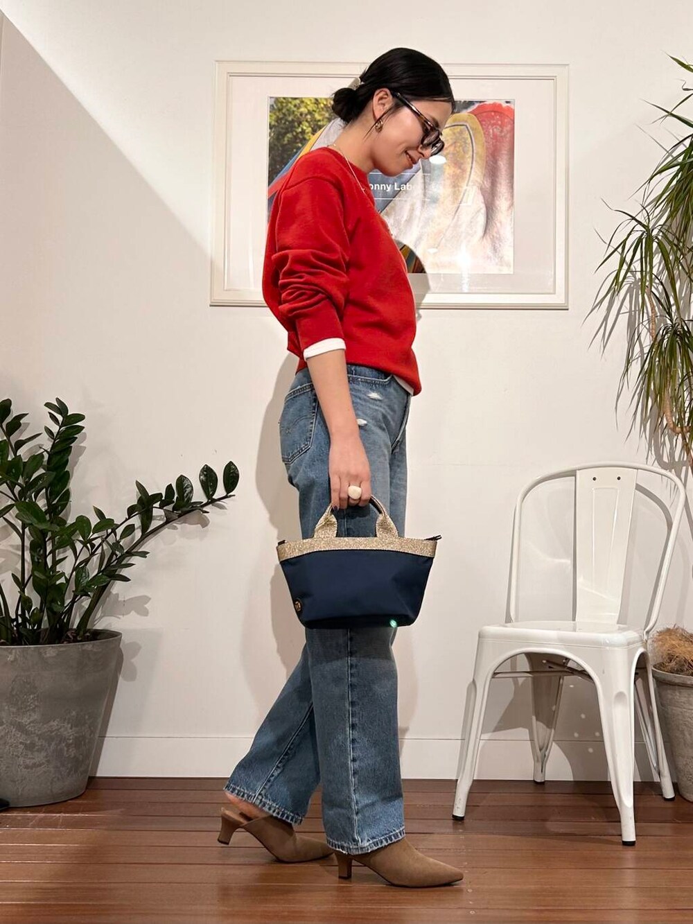 「シンプル、大人カジュアル、デニム、ママコーデ、シンプルコーデ、アラフォーコーデ、楽ちん、30代コーデ、高身長、アラフォー、イエベ、骨格ナチュラル、ママの体型カバー_骨盤、ママの体型カバー、着映えカラーニットコーデ」|「REMMEのREMME ウエスタンミュール(その他シューズ、ブラウン系)」を使った、横内さん(レディース・164cm)の冬コーディネートの4枚目の写真