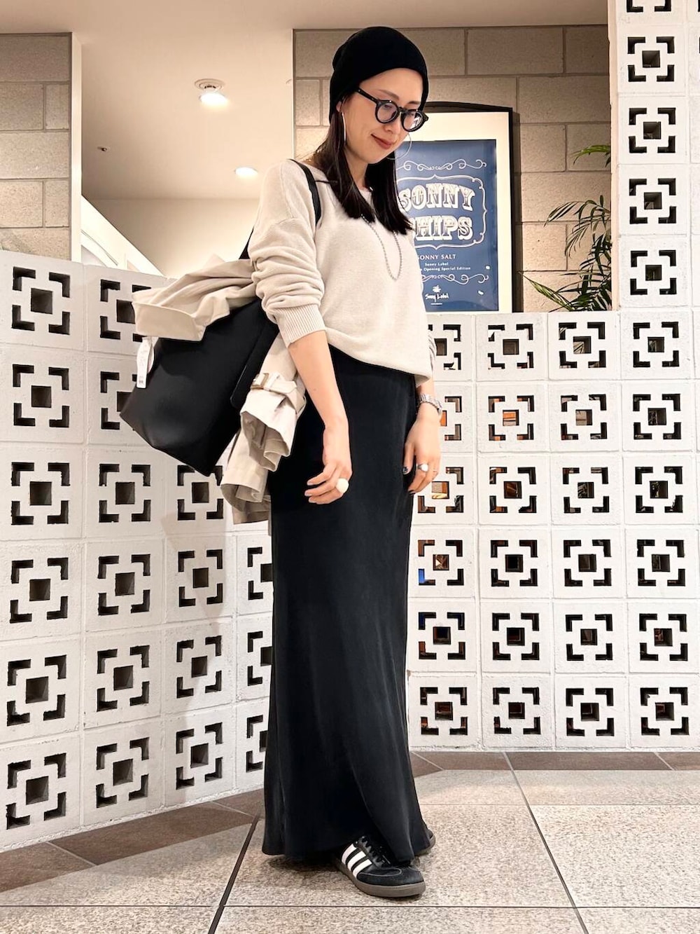「シンプル、大人カジュアル、ママコーデ、アラフォーコーデ、楽ちん、30代コーデ、高身長、アラフォー、イエベ、骨格ナチュラル、ママの体型カバー_骨盤、ママの体型カバー、イエベ×骨格ナチュラル、春のジャケットコーデ」｜「URBAN RESEARCH Sonny Labelのワンハンドルバケツショルダーバッグ（ショルダーバッグ、ブラック系）」を使った、横内さん（レディース・164cm）の春コーディネートの10枚目の写真
