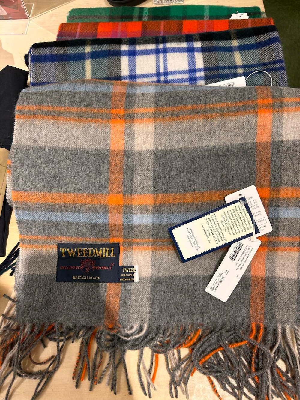 グリーン系のニット/セーター、ブルー系のマフラーを着用したレディースの冬コーディネートの3枚目の写真