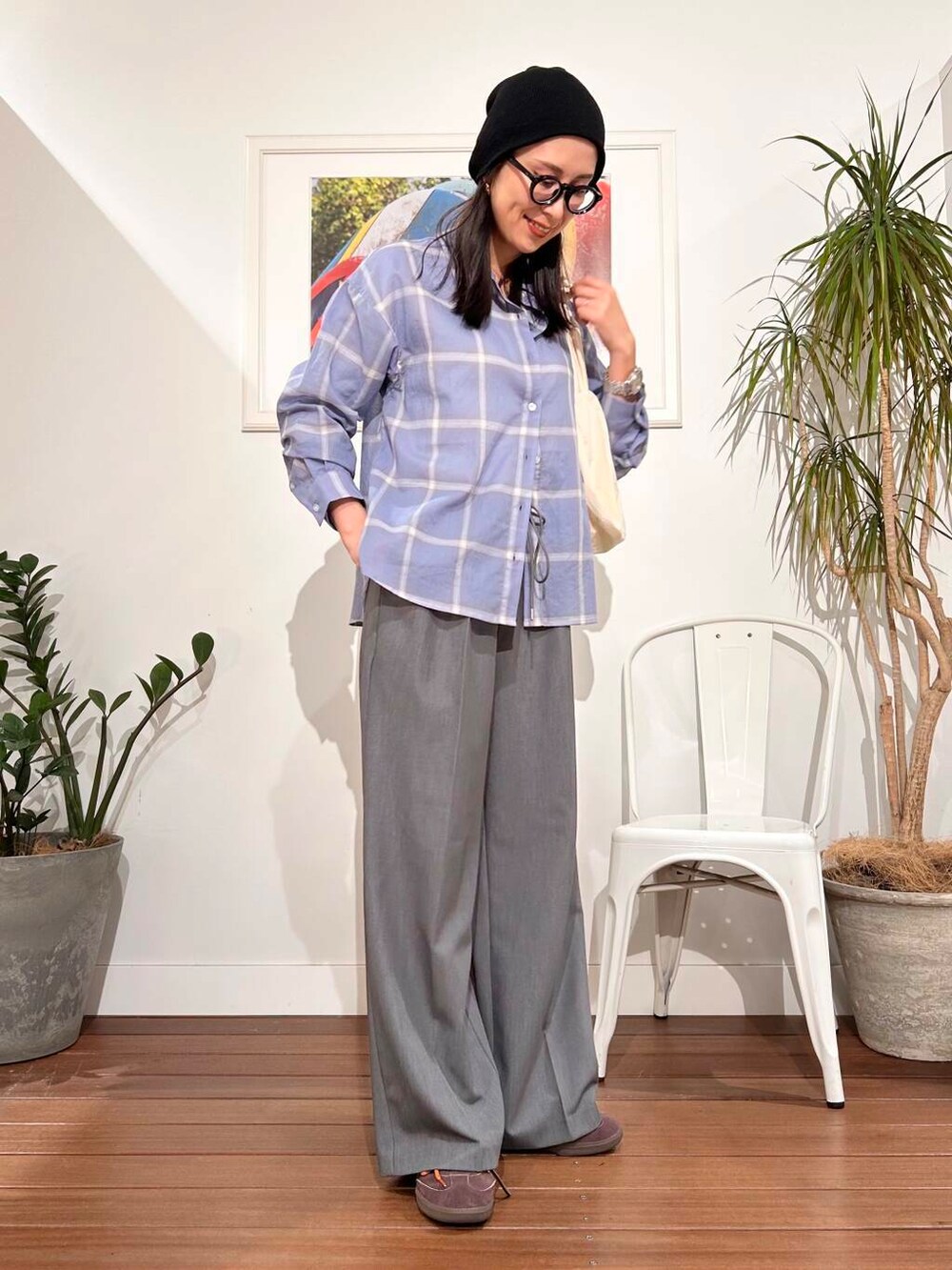 「シンプル、大人カジュアル、ママコーデ、アラフォーコーデ、楽ちん、30代コーデ、高身長、アラフォー、イエベ、骨格ナチュラル、ママの体型カバー_骨盤、ママの体型カバー、新作スニーカーコーデ、イエベ×骨格ナチュラル」|「URBAN RESEARCH DOORSのSSロールワッチ(ニットキャップ/ビーニー、ブラック系)」を使った、横内さん(レディース・164cm)の春コーディネートの2枚目の写真