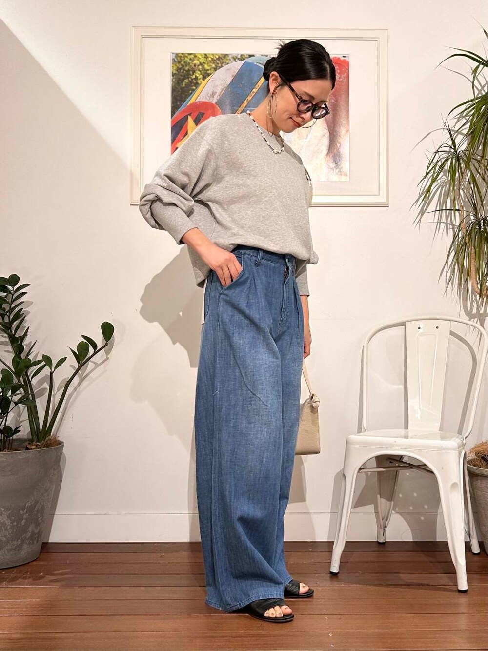 「シンプル、大人カジュアル、ママコーデ、アラフォーコーデ、楽ちん、30代コーデ、高身長、アラフォー、イエベ、骨格ナチュラル、ママの体型カバー_骨盤、ママの体型カバー、初夏のお出掛けコーデ、イエベ×骨格ナチュラル」｜「AULENTTIのAULENTTI　2WAYショルダーバッグ（ショルダーバッグ、ホワイト系）」を使った、横内さん（レディース・164cm）の春コーディネートの3枚目の写真
