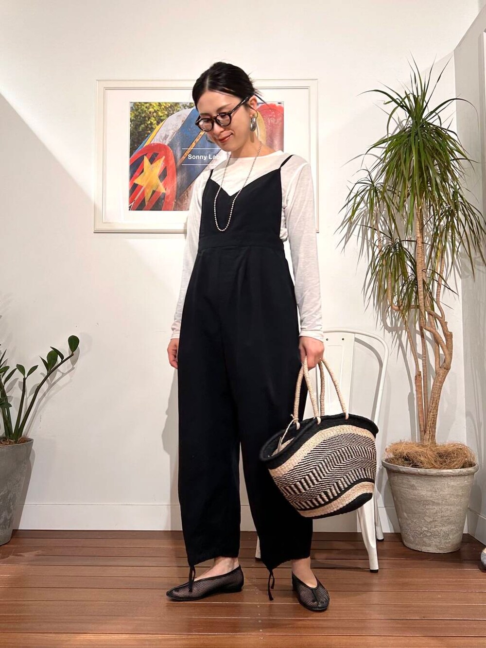 「シンプル、大人カジュアル、ママコーデ、アラフォーコーデ、楽ちん、30代コーデ、高身長、アラフォー、イエベ、骨格ナチュラル、ママの体型カバー_骨盤、ママの体型カバー、スタッフのこれ買いました、イエベ×骨格ナチュラル」｜「REMMEのREMME　メッシュフラットシューズ（その他シューズ、ブラック系）」を使った、横内さん（レディース・164cm）の春コーディネートの7枚目の写真