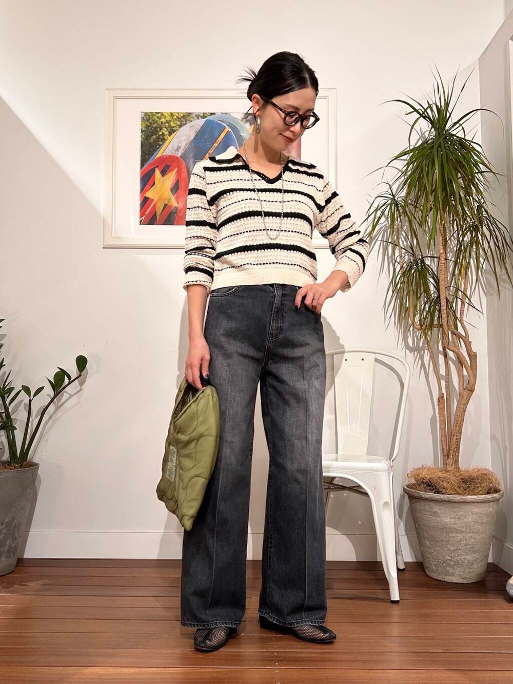 「シンプル、大人カジュアル、ママコーデ、アラフォーコーデ、楽ちん、30代コーデ、高身長、アラフォー、イエベ、春カラーコーデ、骨格ナチュラル、ママの体型カバー_骨盤、ママの体型カバー、イエベ×骨格ナチュラル」｜「REMMEのREMME　メッシュフラットシューズ（その他シューズ、ブラック系）」を使った、横内さん（レディース・164cm）の春コーディネートの2枚目の写真