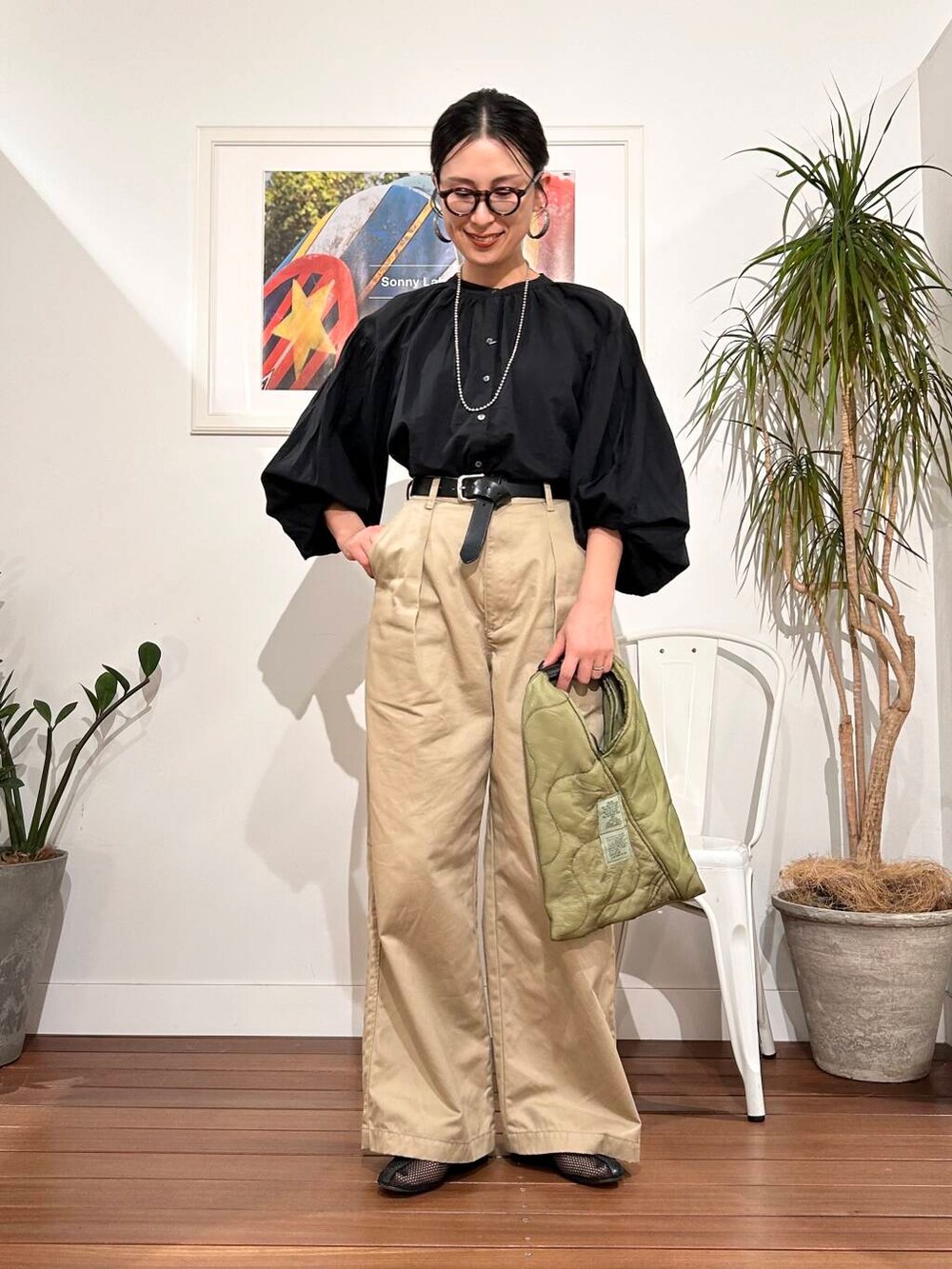「シンプル、大人カジュアル、ママコーデ、アラフォーコーデ、楽ちん、30代コーデ、高身長、アラフォー、イエベ、骨格ナチュラル、ママの体型カバー_骨盤、ママの体型カバー、スタッフのこれ買いました、イエベ×骨格ナチュラル、ブラウスが主役の春コーデ」｜「URBAN RESEARCHの『別注』SHIOTA×URBAN RESEARCH　WIDE CINOH PANTS（その他パンツ、ベージュ系）」を使った、横内さん（レディース・164cm）の春コーディネートの3枚目の写真