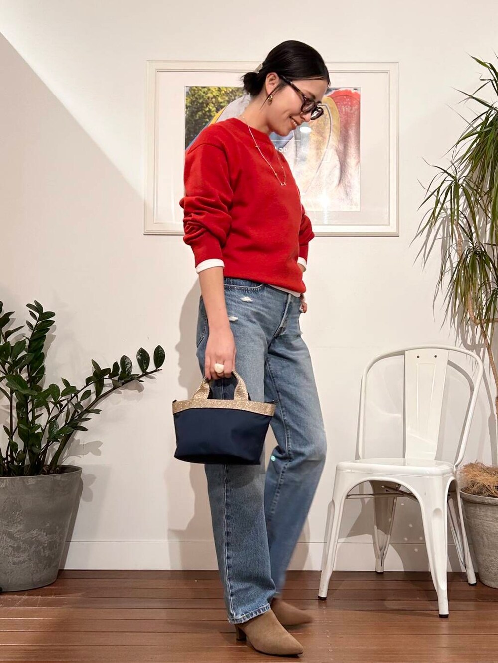 「シンプル、大人カジュアル、デニム、ママコーデ、シンプルコーデ、アラフォーコーデ、楽ちん、30代コーデ、高身長、アラフォー、イエベ、骨格ナチュラル、ママの体型カバー_骨盤、ママの体型カバー、着映えカラーニットコーデ」|「REMMEのREMME ウエスタンミュール(その他シューズ、ブラウン系)」を使った、横内さん(レディース・164cm)の冬コーディネートの2枚目の写真