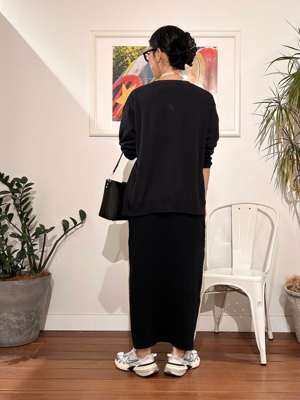 「シンプル、大人カジュアル、ママコーデ、サマーニット、アラフォーコーデ、30代、サンダルコーデ、楽ちん、30代コーデ、高身長、アラフォー、イエベ、骨格ナチュラル、ママの体型カバー_骨盤、ママの体型カバー」｜「AULENTTIのAULENTTI　2WAYバケツ型ショルダーバッグ（ショルダーバッグ、ブラック系）」を使った、横内さん（レディース・164cm）の春コーディネートの2枚目の写真