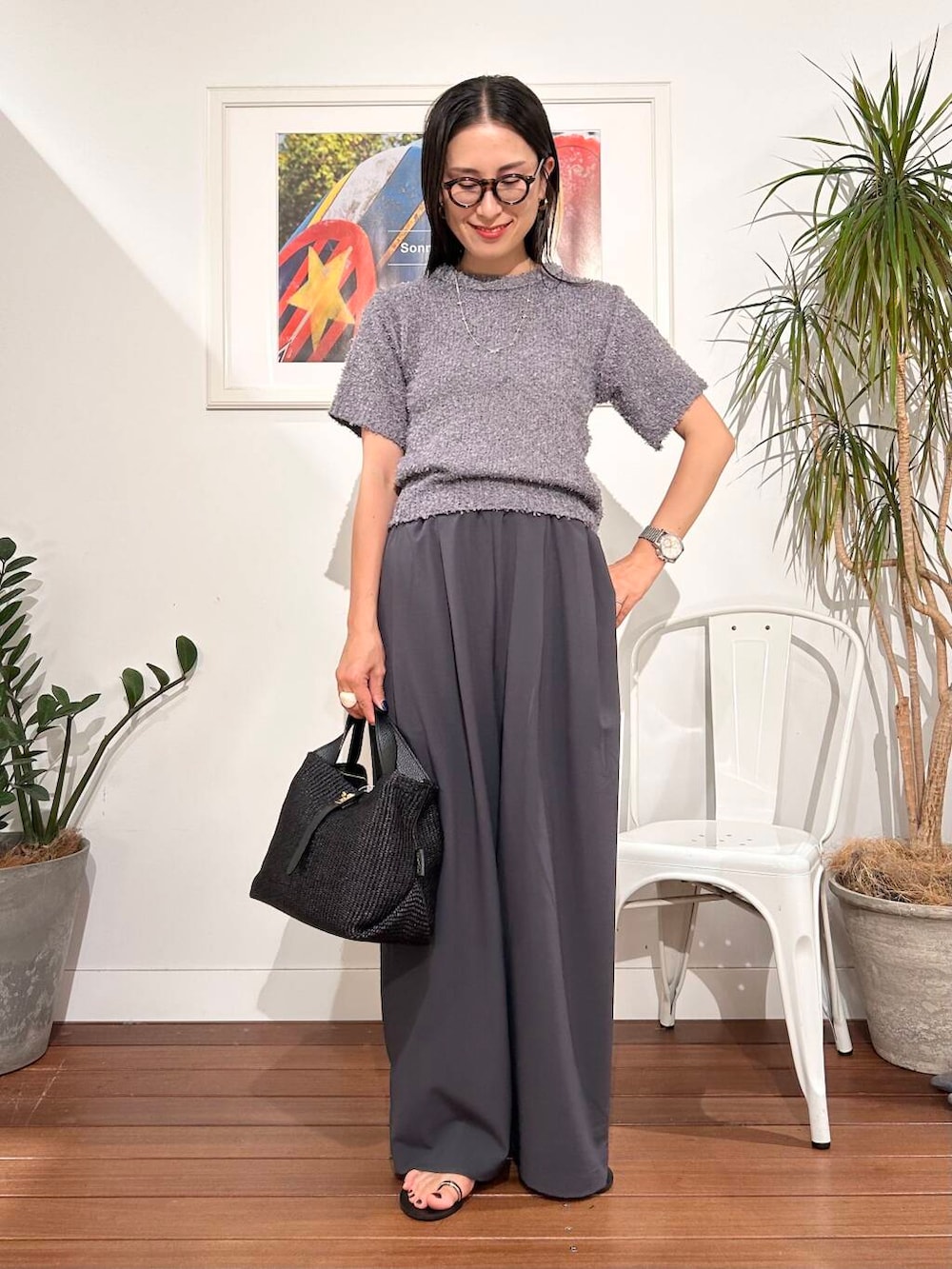 横内さんの「フェザーサマーニットプルオーバー（URBAN RESEARCH Sonny Label）」を使ったコーディネートの5枚目の写真