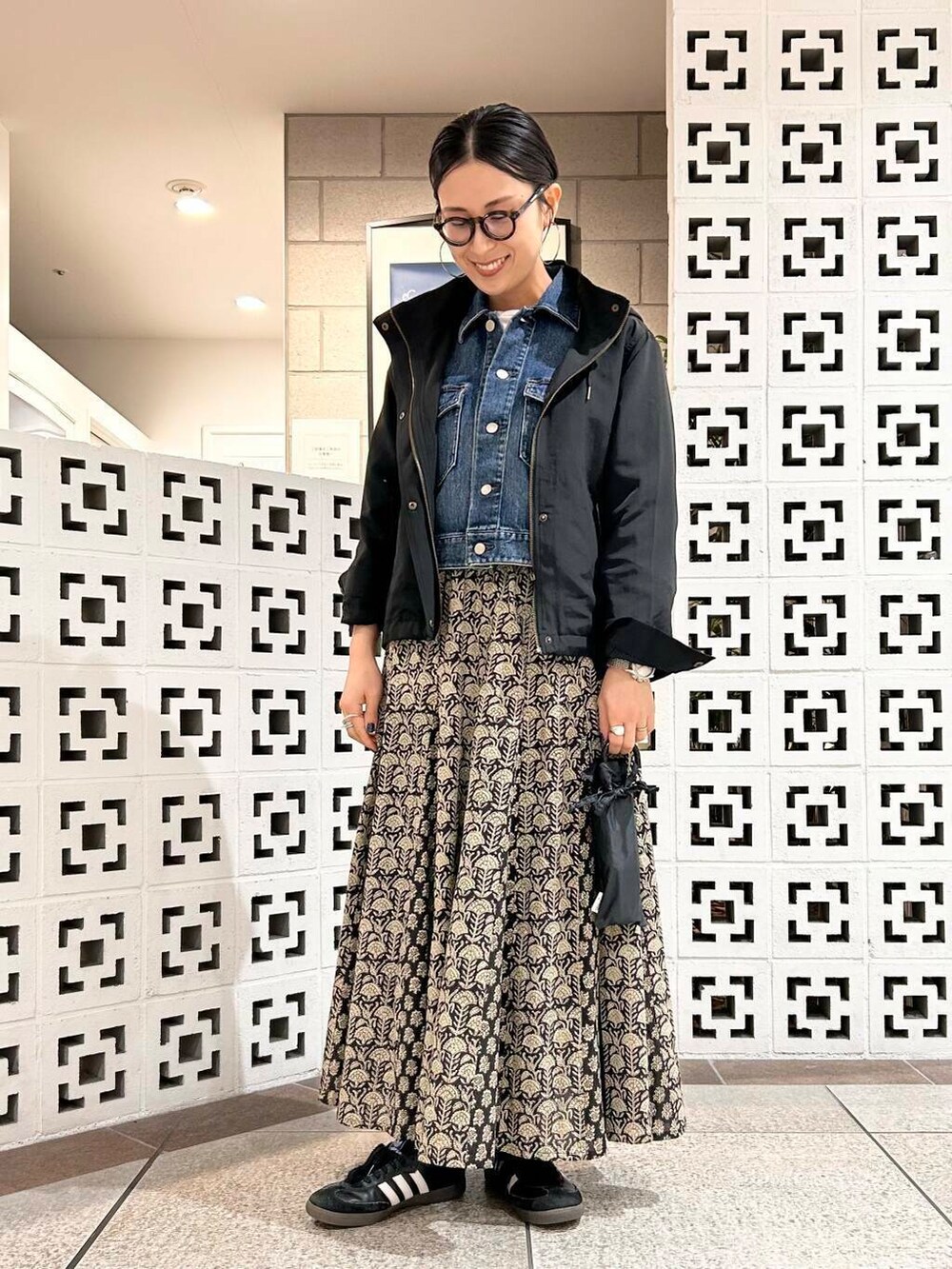 「大人カジュアル、ママコーデ、楽ちん、30代コーデ、高身長、アラフォー、骨格ナチュラル、ママの体型カバー_骨盤、ママの体型カバー、春アウターコーデ、イエベ×骨格ナチュラル」|「Healthy denimのHealthy DENIM Dates(デニムジャケット、ブルー系)」を使った、横内さん(レディース・164cm)の春コーディネートの4枚目の写真
